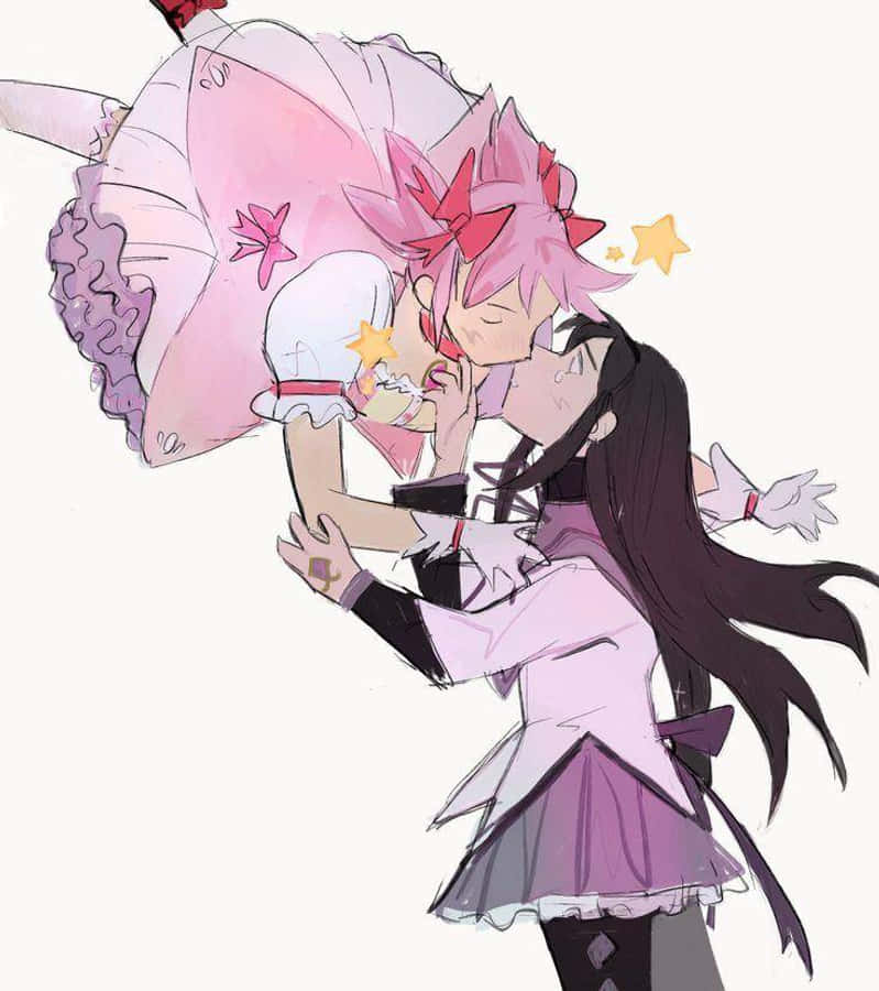 Madoka Magica 桌布 壁紙 — 兩個穿著粉紅色和紫色服裝的動漫女孩在閃爍的星星環繞下分享一個甜蜜的吻。
