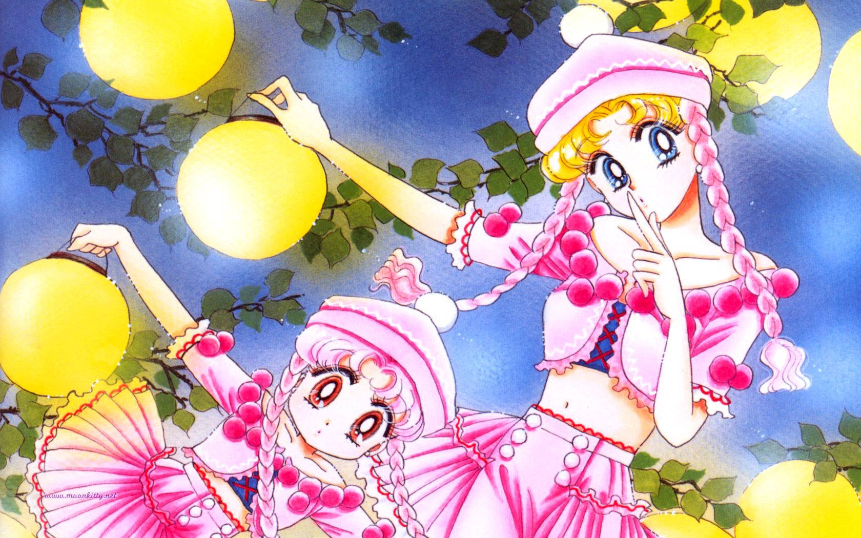 美少女戰士 桌布 壁紙 — 兩個穿著粉紅色服裝的動漫女孩在星光燦爛的藍天下，掛在樹枝間，周圍是發光的黃色球體。