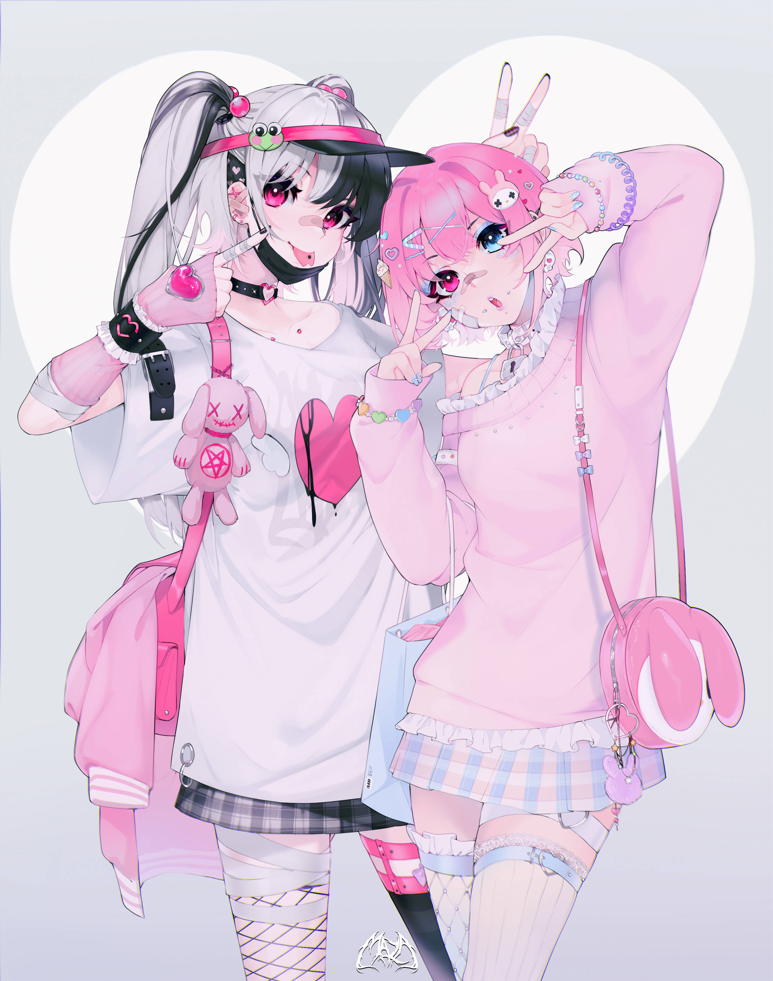 動漫 桌布 壁紙 — 兩個穿著粉紅色服裝的動漫女孩在柔和的白色圓形背景前愉快地擺出和平手勢。