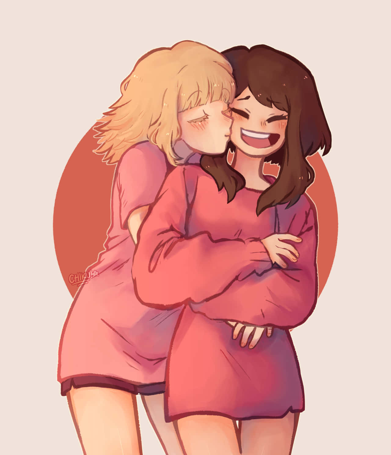 Toga 桌布 壁紙 — 兩個穿著粉紅色服裝的動漫女孩在溫暖的圓形背景中快樂地擁抱，一個在笑，另一個在親吻她的臉頰。