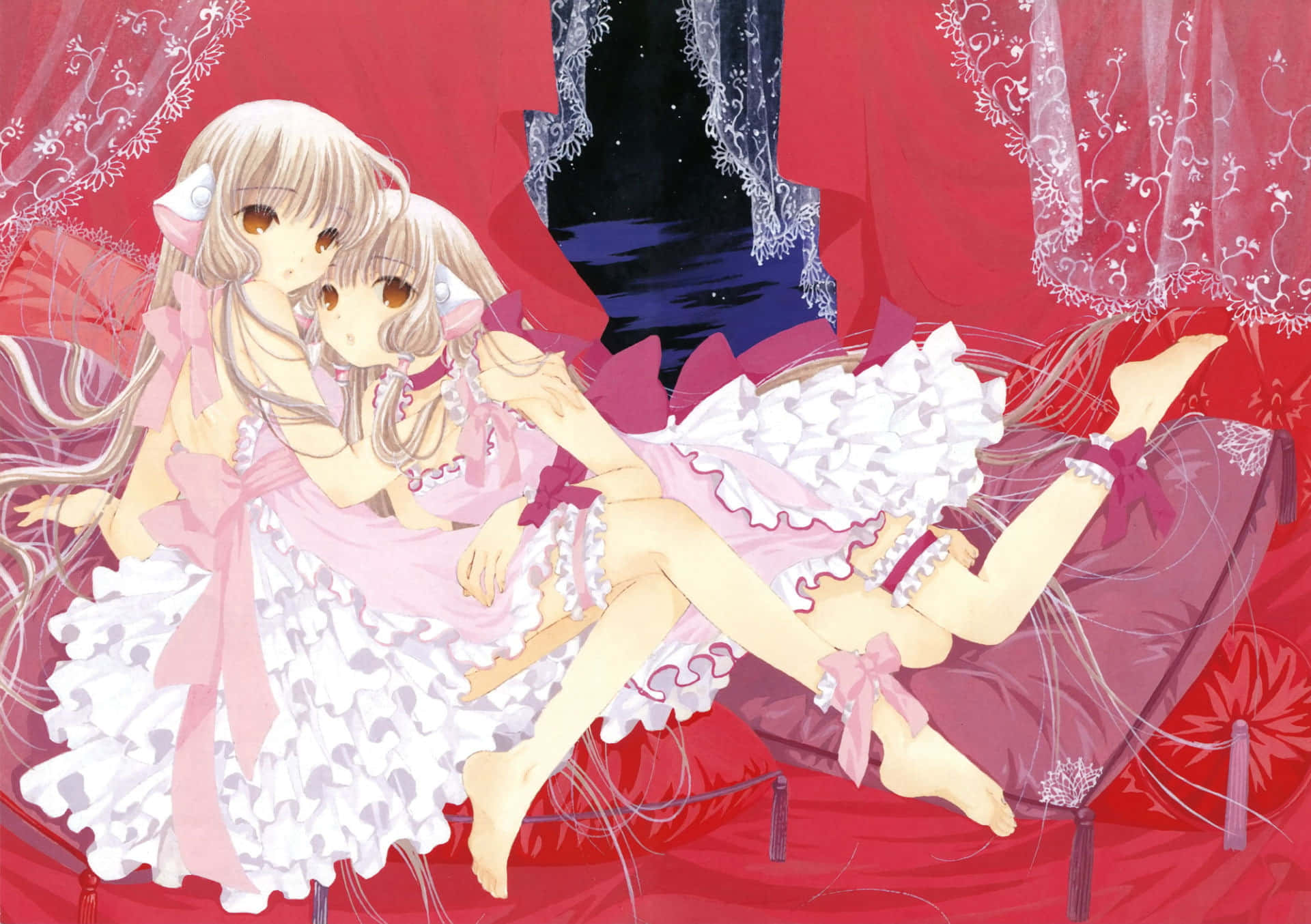 Chobits 桌布 壁紙 — 兩個穿著粉紅色荷葉邊裙子的動漫女孩在紅色床上依偎，床上有蕾絲窗簾，窗外是星空夜景。