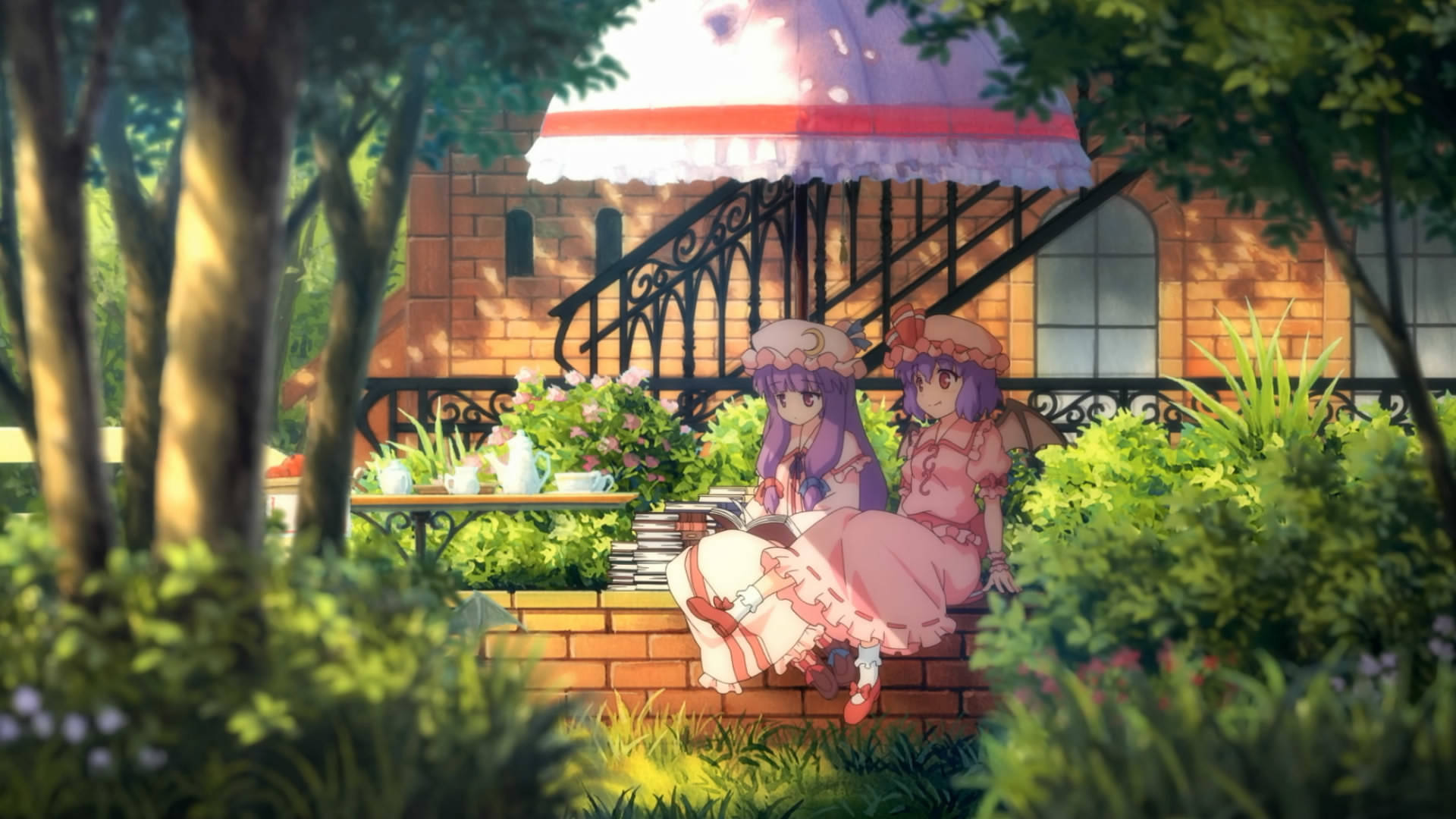 東方 桌布 壁紙 — 兩個穿著粉紅色連衣裙的動漫女孩坐在磚牆上，在花園裡撐著蕾絲陽傘，花園裡陽光明媚，鮮花盛開，樹木茂盛。
