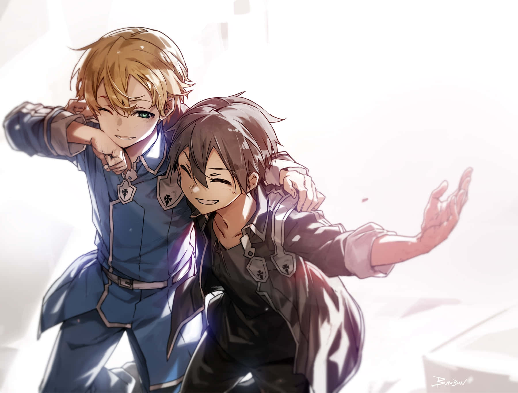 Sword Art Online Eugeo 桌布 壁紙 — 兩個穿著精細制服的動畫男孩在明亮的白色背景前，柔和燈光下擺出俏皮姿勢。