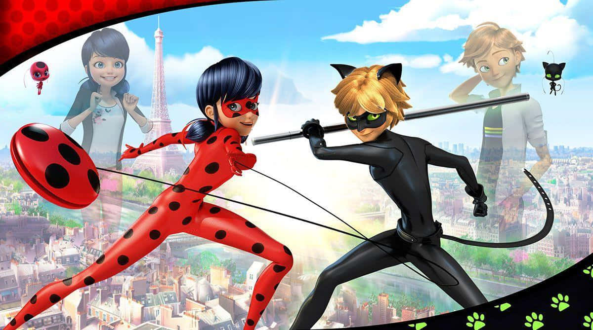 Ladybug And Cat Noir 桌布 壁紙 — 兩個穿著紅色和黑色套裝的動畫超級英雄在巴黎天際線上盪來盪去，背後可見艾菲爾鐵塔。