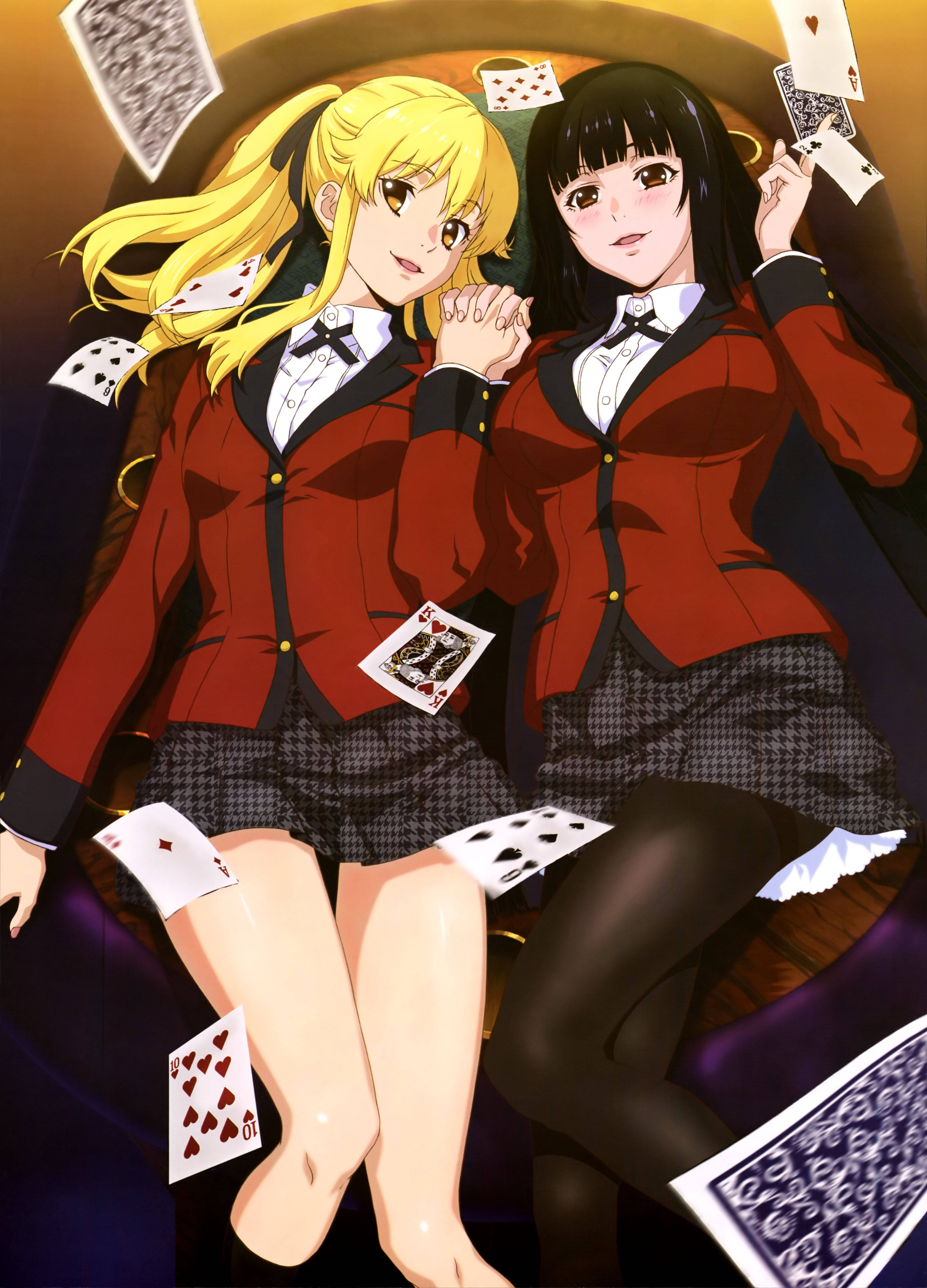 Kakegurui 桌布 壁紙 — 兩個穿著紅色校服的動漫女孩坐在一起，而撲克牌在溫暖的金色光芒中漂浮在她們周圍。