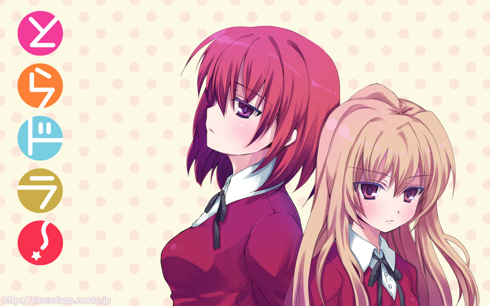 Minori Kushieda 桌布 壁紙 — 兩個穿著紅色校服的動漫女孩背對背站在圓點米色背景前，背景上有色彩繽紛的日文文字圖標。