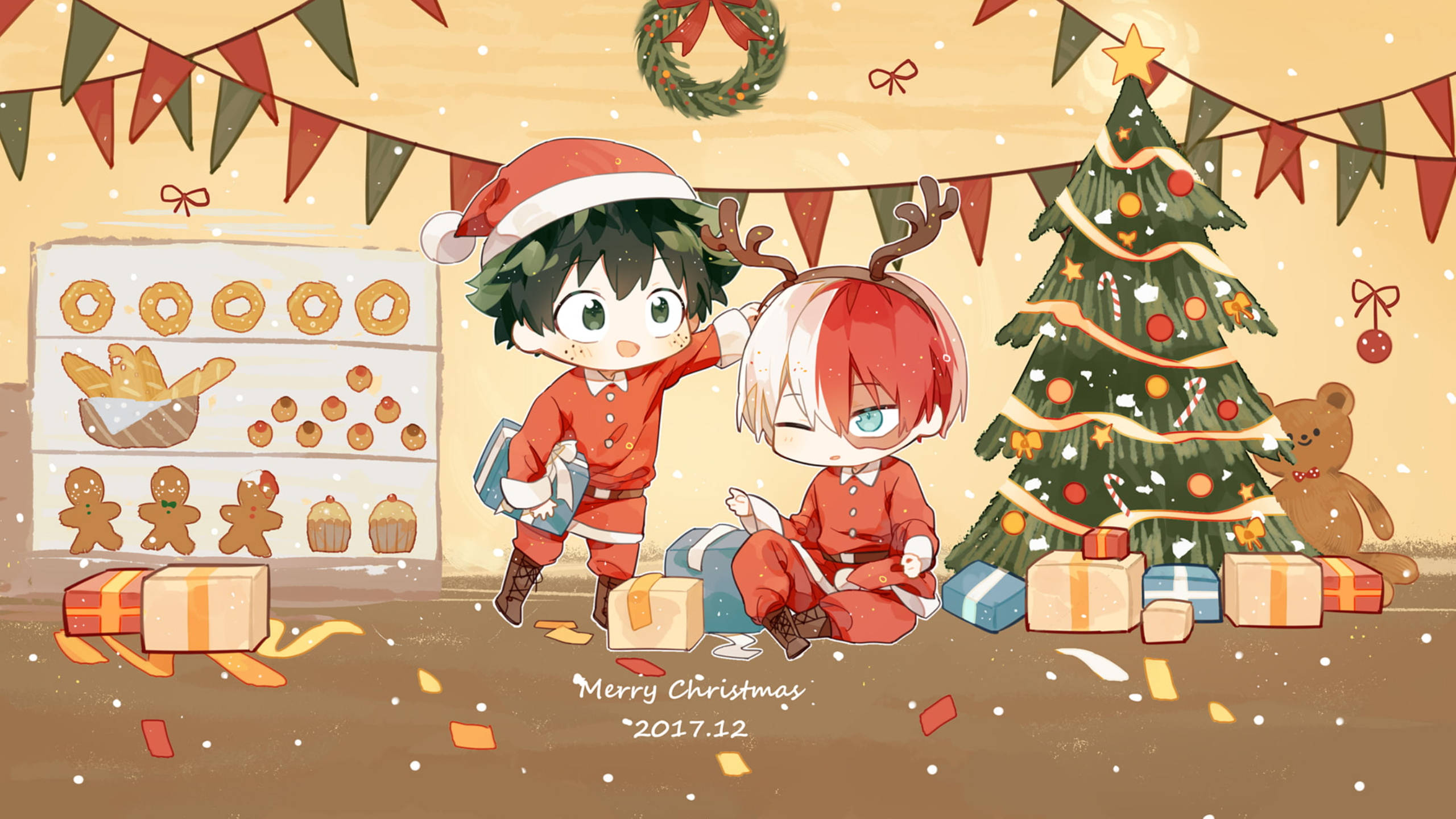 Anime Christmas 桌布 壁紙 — 兩個穿著紅色聖誕老人服裝的Q版動畫男孩在裝飾好的聖誕樹旁玩耍，樹下有禮物和薑餅零食。