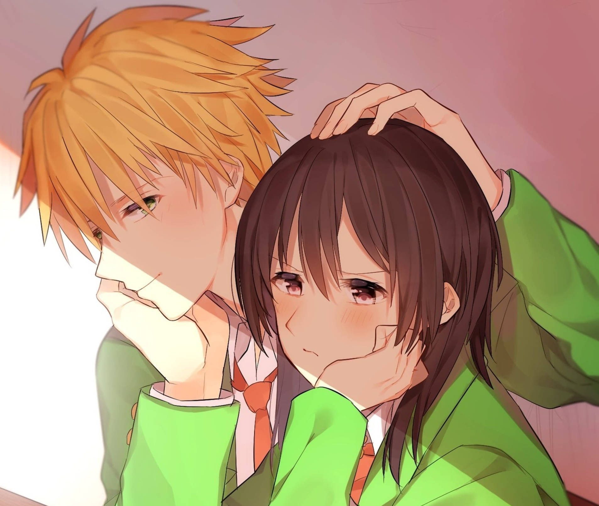 Maid Sama 桌布 壁紙 — 兩個穿著綠色制服的動漫青少年分享一個溫柔的時刻，其中一個輕輕將手放在另一個的頭上。