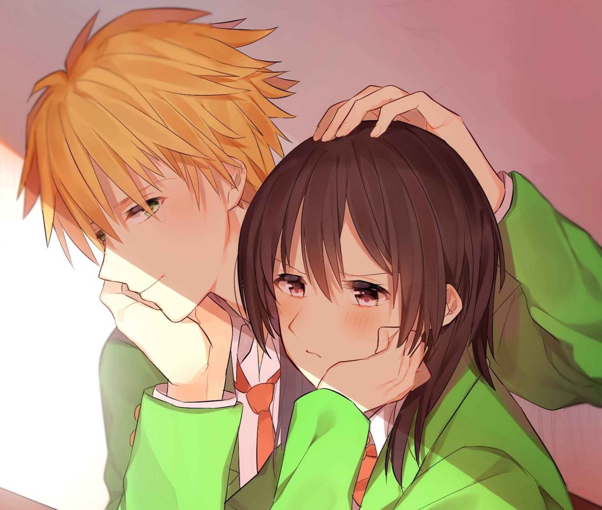 Kaichou Wa Maid Sama 桌布 壁紙 — 兩個穿著綠色制服的動漫青少年在柔和粉紅色背景前，臉紅紅地溫柔觸摸對方，分享一個溫馨時刻。