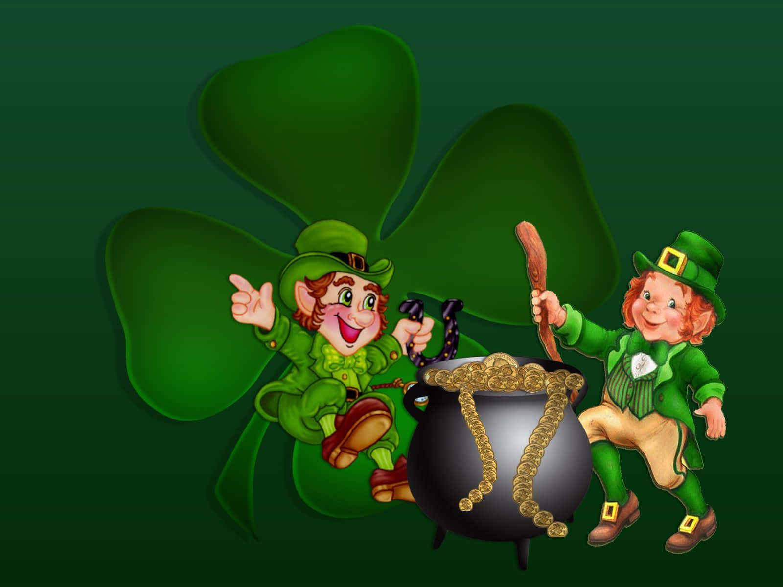 Clovers 桌布 壁紙 — 兩個穿著綠色服裝的快樂卡通小妖精站在一個黑色大鍋旁邊，鍋裡裝滿了金幣，背景是一個大酢漿草。