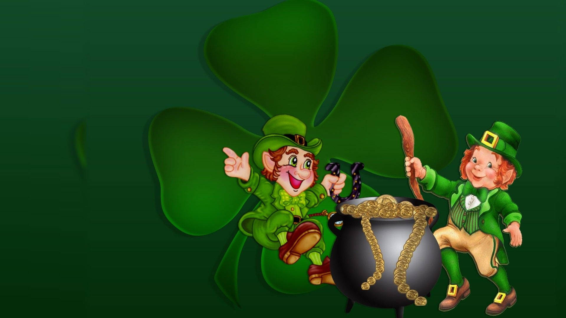 St Patrick's Day 桌布 壁紙 — 兩個穿著綠色服裝的快樂小妖精，在一個大酢漿草背景下，頑皮地圍著一個裝滿金幣的鍋。