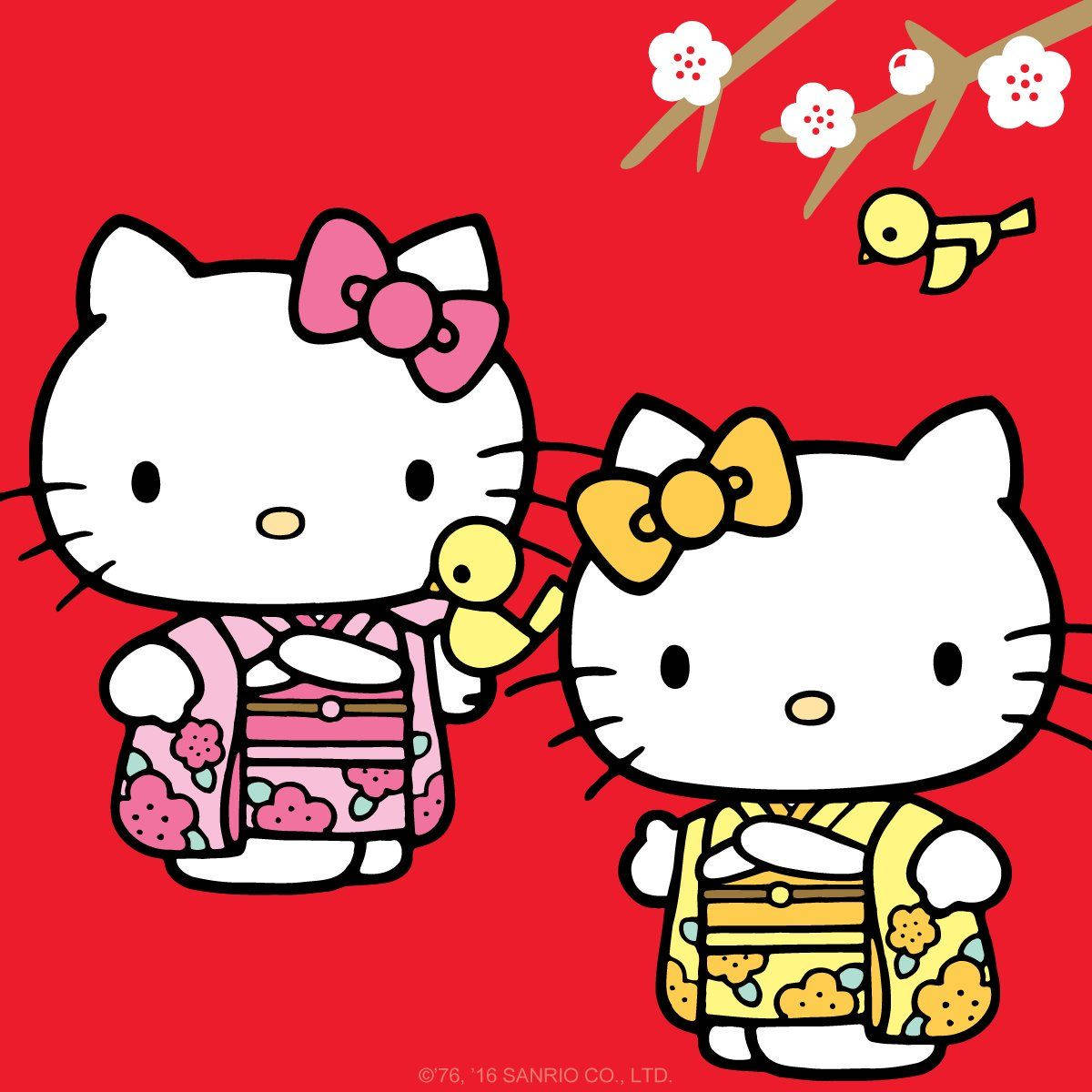 Hello Kitty Halloween 桌布 壁紙 — 兩個穿著色彩繽紛和服的Hello Kitty角色站在充滿活力的紅色背景前，背景有櫻花和一隻小鳥。
