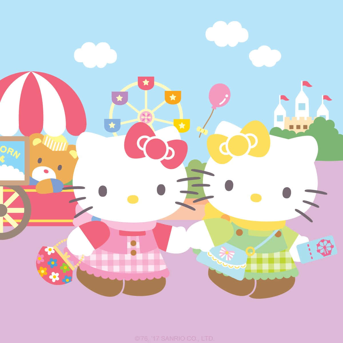 Mimmy White 桌布 壁紙 — 兩個穿著色彩繽紛服裝的Hello Kitty角色在一個歡樂的嘉年華會上，在明亮的藍天下，手牽手，旁邊有摩天輪和棉花糖車。