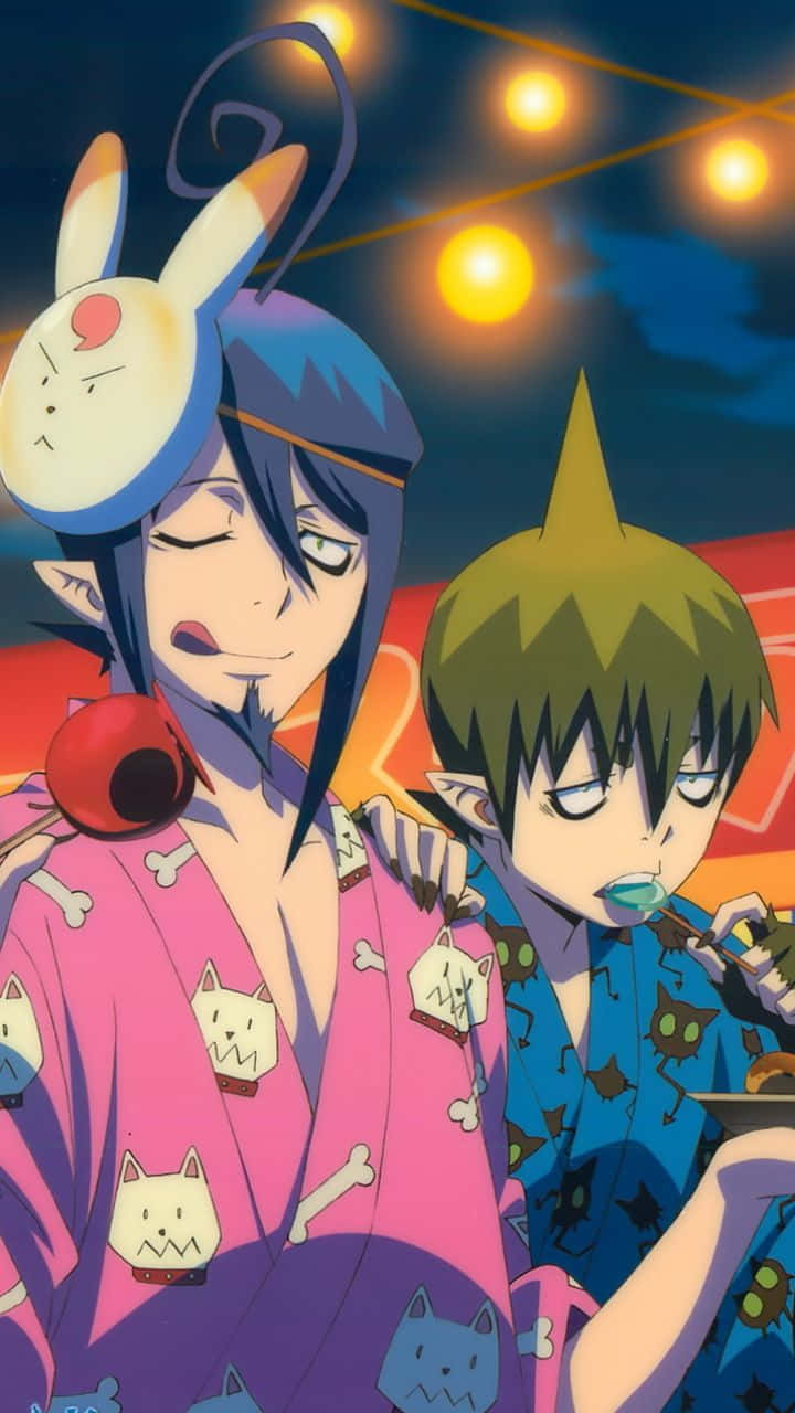 Blue Exorcist 桌布 壁紙 — 兩個穿著色彩繽紛浴衣的動漫角色在夜間節日中的燈串下放鬆。