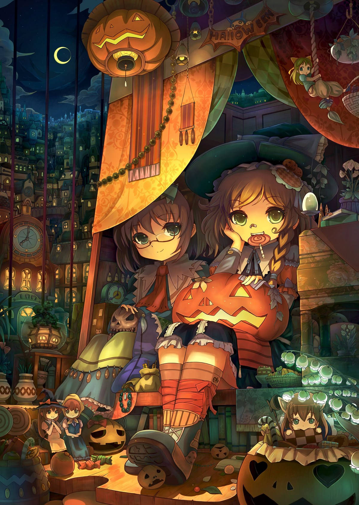Anime Halloween 桌布 壁紙 — 兩個穿著萬聖節服裝的動漫女孩坐在新月下發光的南瓜燈和恐怖裝飾之間。