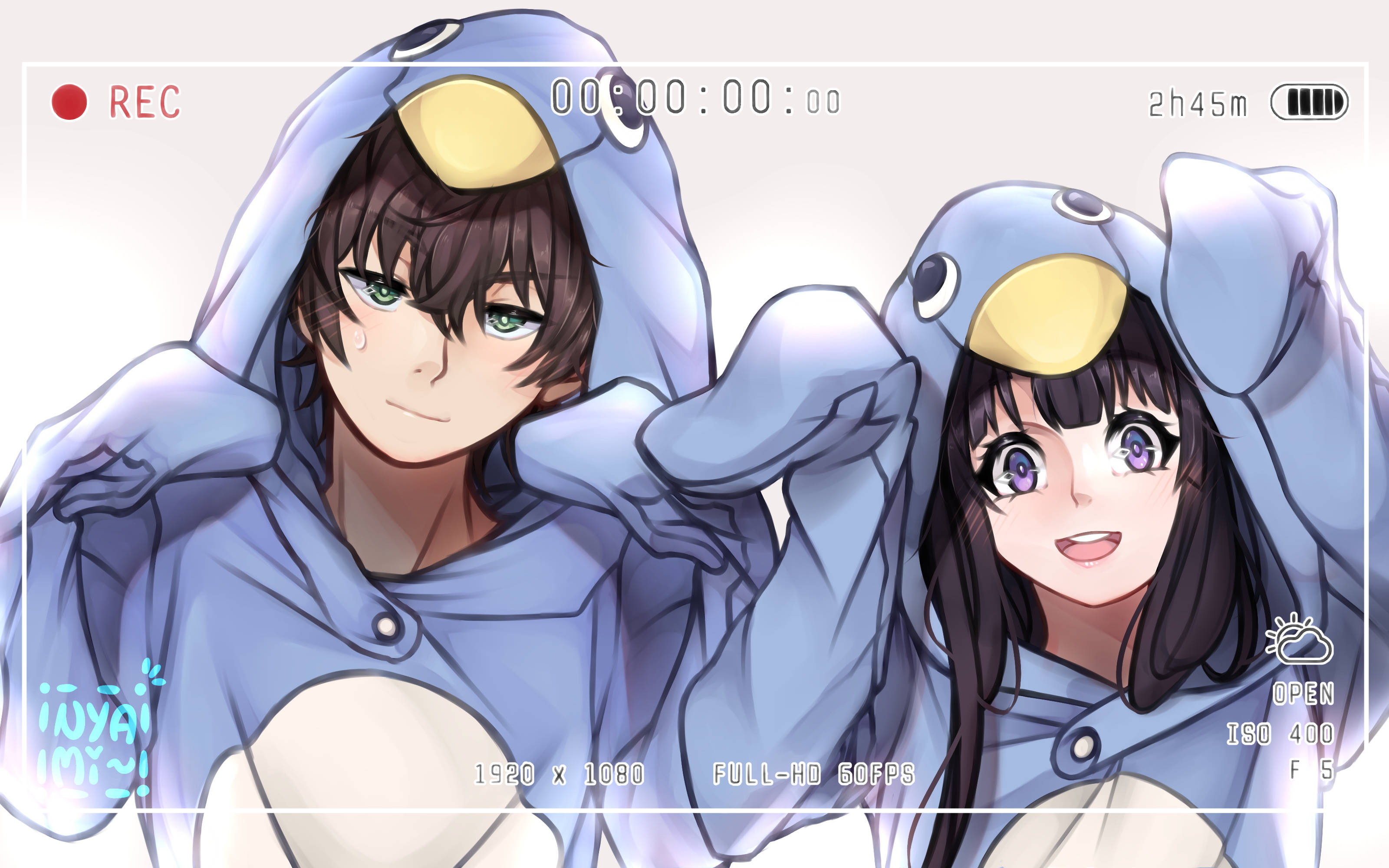 Oreki Houtarou 桌布 壁紙 — 兩個穿著藍色企鵝連帽衫的動漫角色在相機觀景窗疊加層內溫暖地微笑。