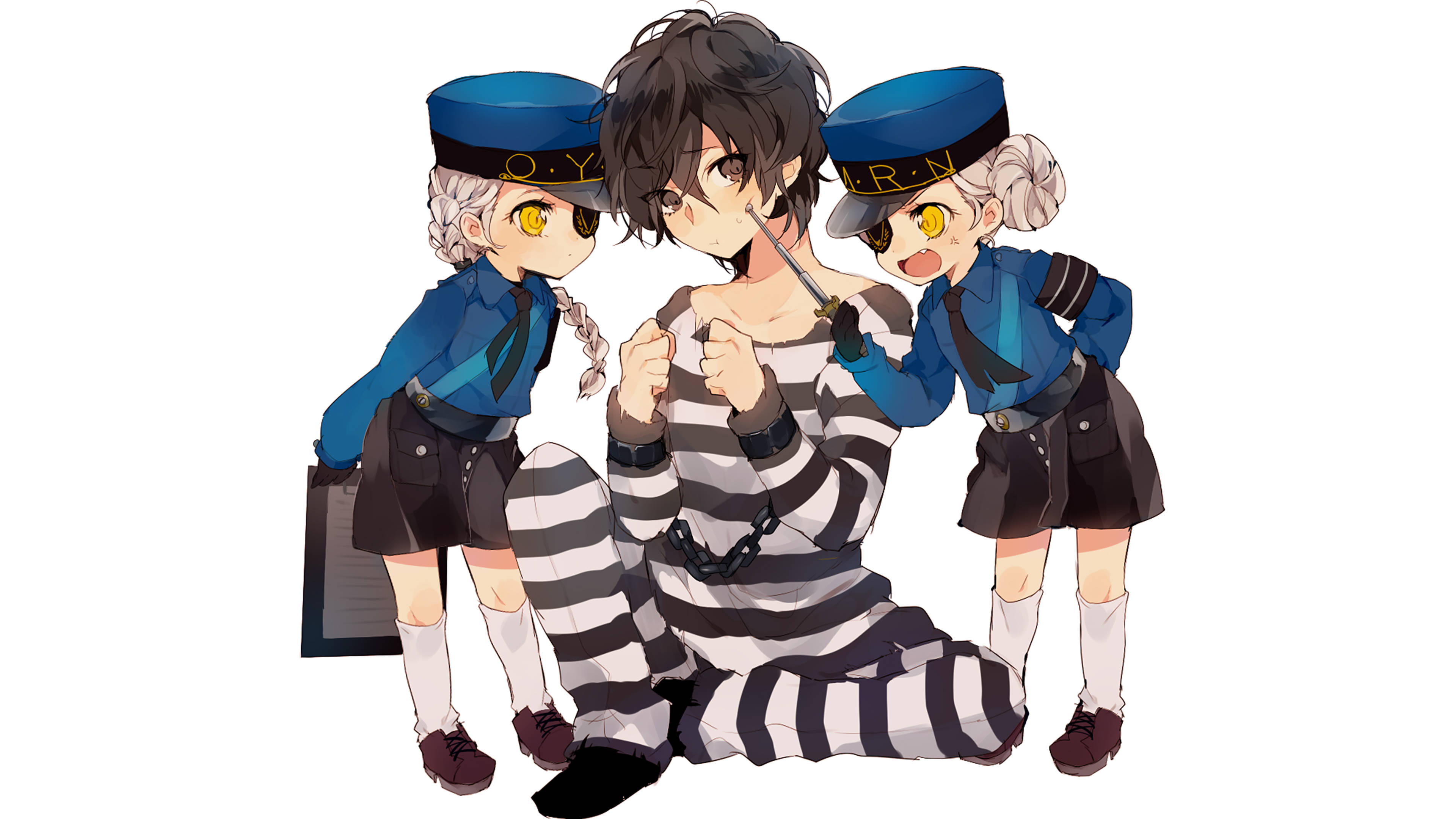 persona 5 4K 桌布 壁紙 — 兩個穿著藍色制服的開心動畫女孩在一個跪著、穿著條紋囚衣、拿著刀的男孩兩側。