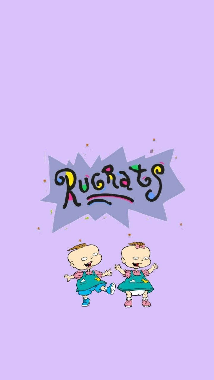 Cute Cartoon 桌布 壁紙 — 兩個穿著藍色工裝褲的卡通幼兒在柔和的薰衣草背景上，於色彩繽紛的 'Rugrats' 標誌下歡樂跳躍。
