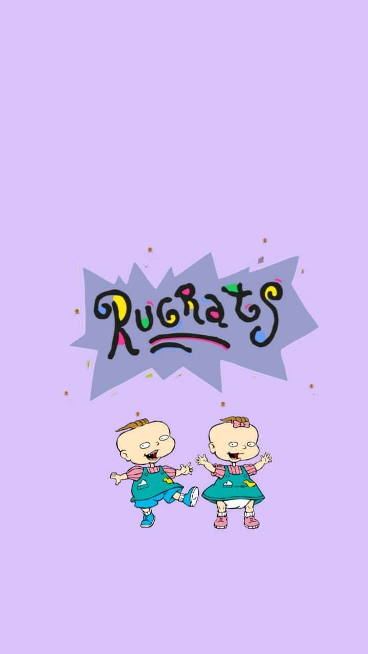 Cute Cartoon Characters 桌布 壁紙 — 兩個穿著藍色工裝褲的卡通幼兒在紫色天空下與 'Rugrats' 標誌一起快樂跳舞。