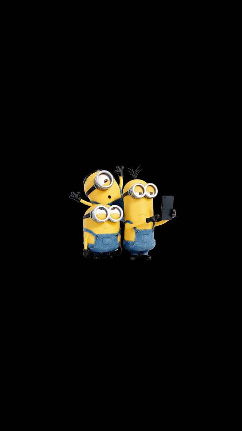 Minion Phone 桌布 壁紙 — 兩個穿著藍色工裝褲的黃色小小兵在黑色背景前愉快地擺姿勢，其中一個拿著電話。