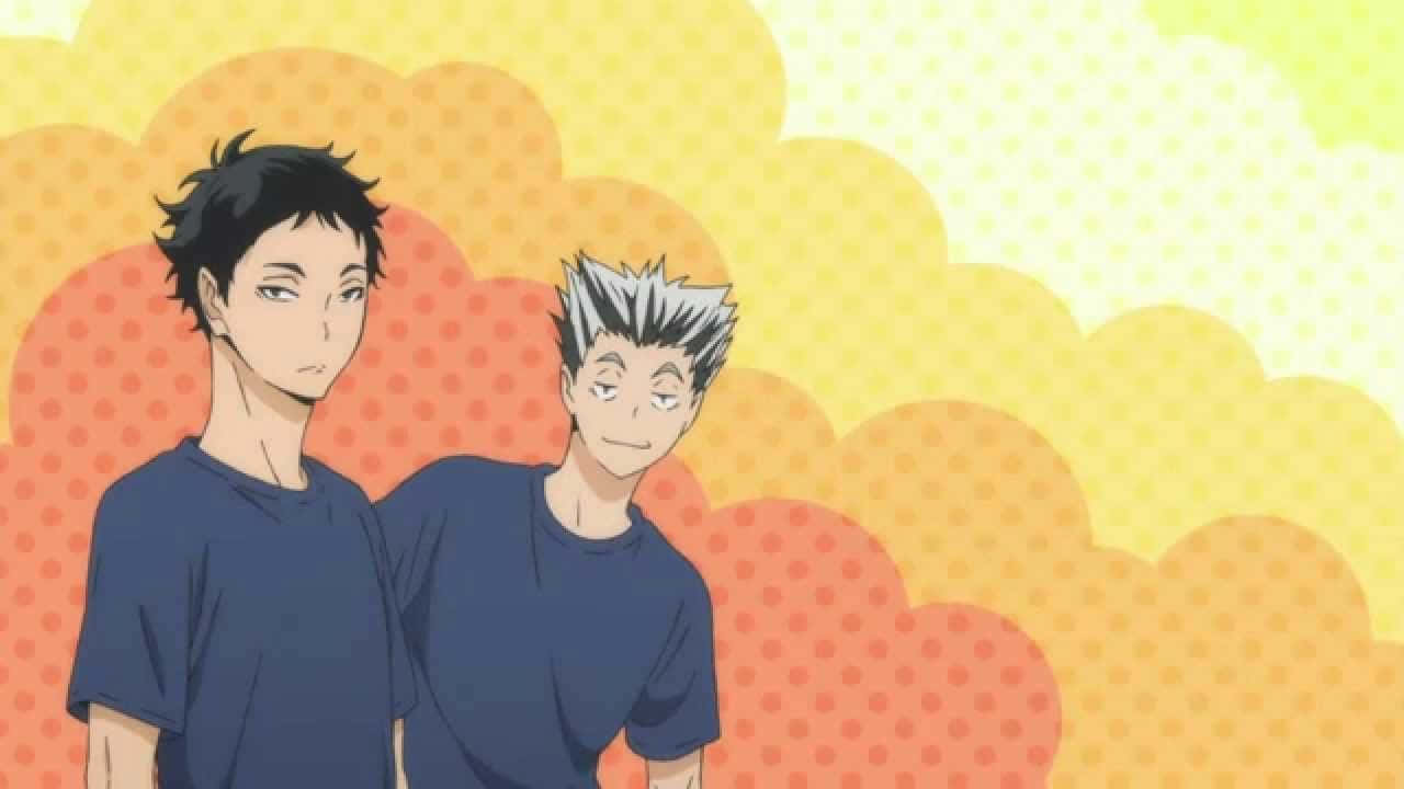 動漫角色 桌布 壁紙 — 兩個穿著藍色襯衫的動漫男孩站在充滿活力的黃色和橙色圓點背景前。