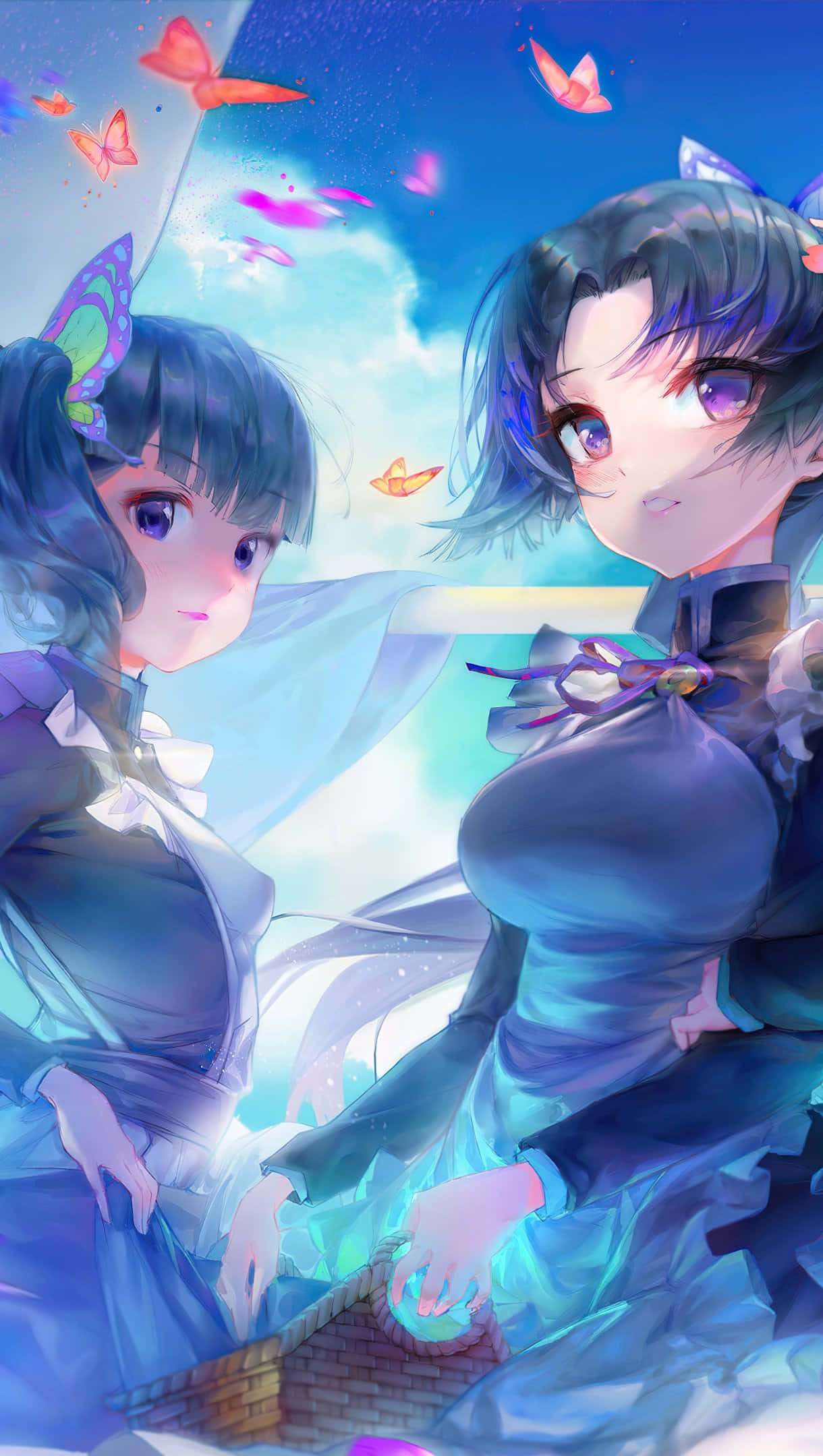 Demon Slayer Kanao 桌布 壁紙 — 兩個穿著藍色連衣裙的動漫女孩仰望，色彩繽紛的蝴蝶在明亮的藍天和柔軟的雲朵中飛舞。