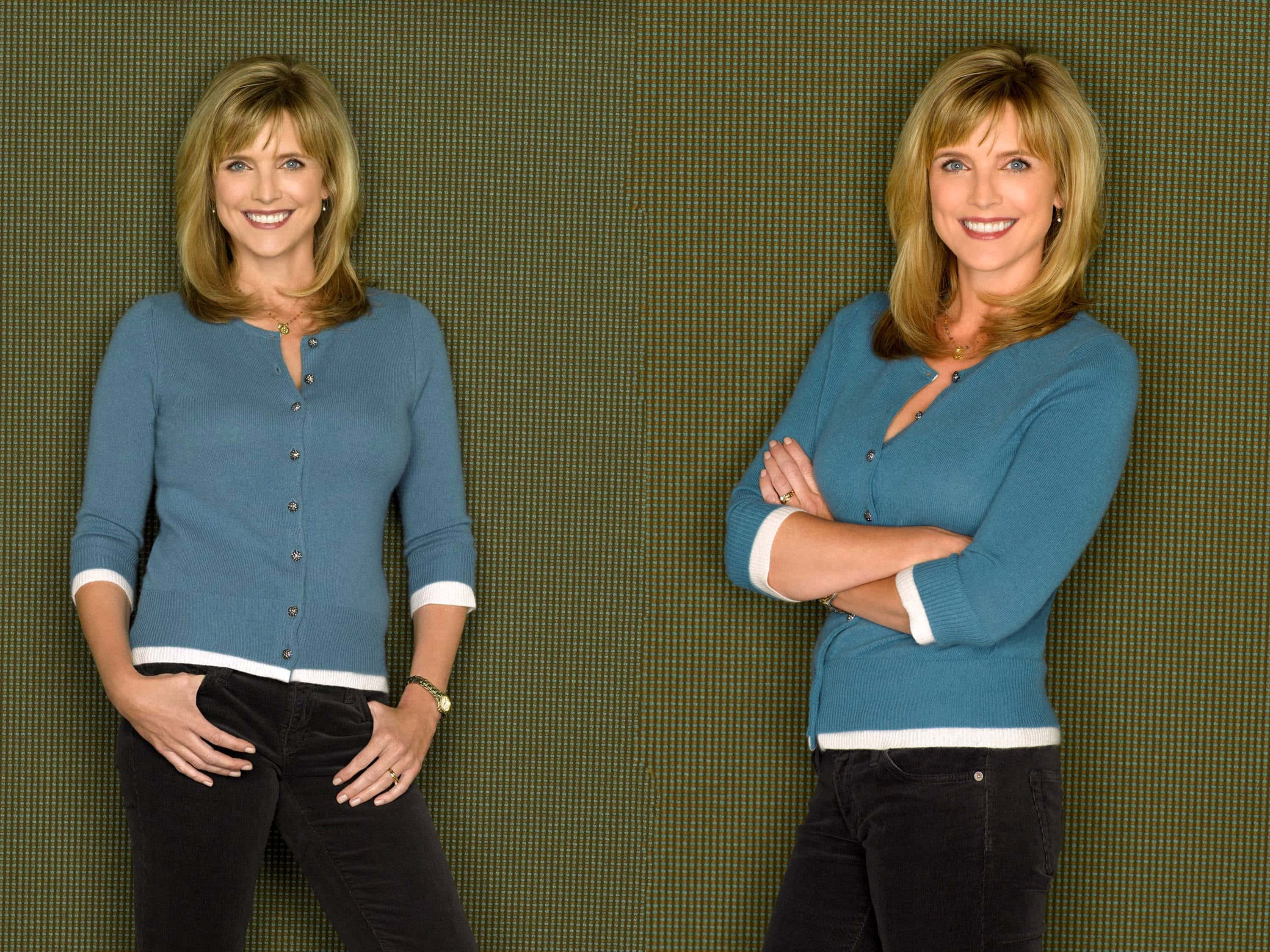 Courtney Thorne Smith 桌布 壁紙 — 兩個穿著藍色開襟衫的相同女性，對著有紋理的綠色牆壁自信地微笑。