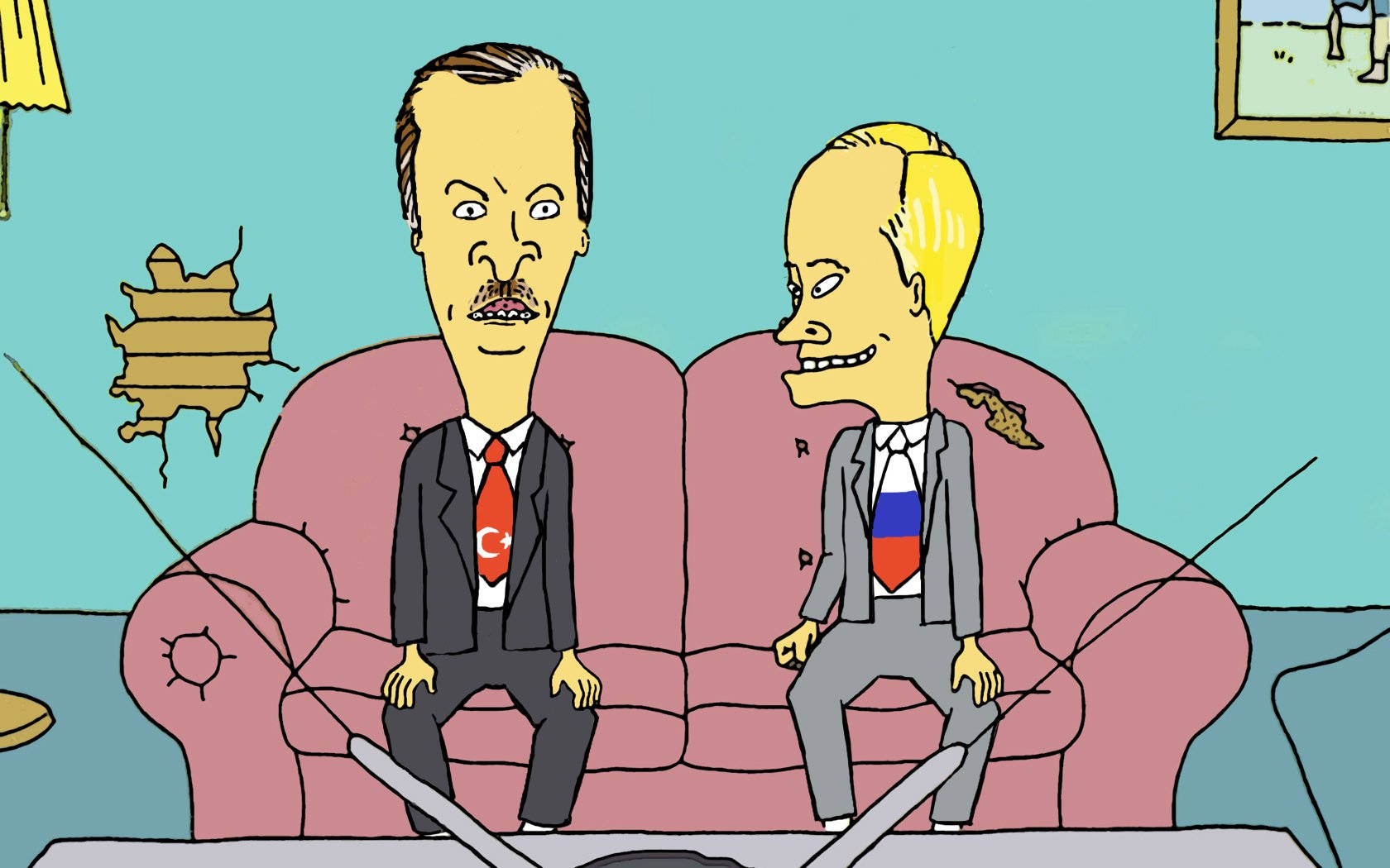 Beavis 桌布 壁紙 — 兩個穿著西裝、卡通化誇張的男人坐在一個破舊的粉紅色沙發上，房間簡陋，牆壁破裂，有一盞燈。