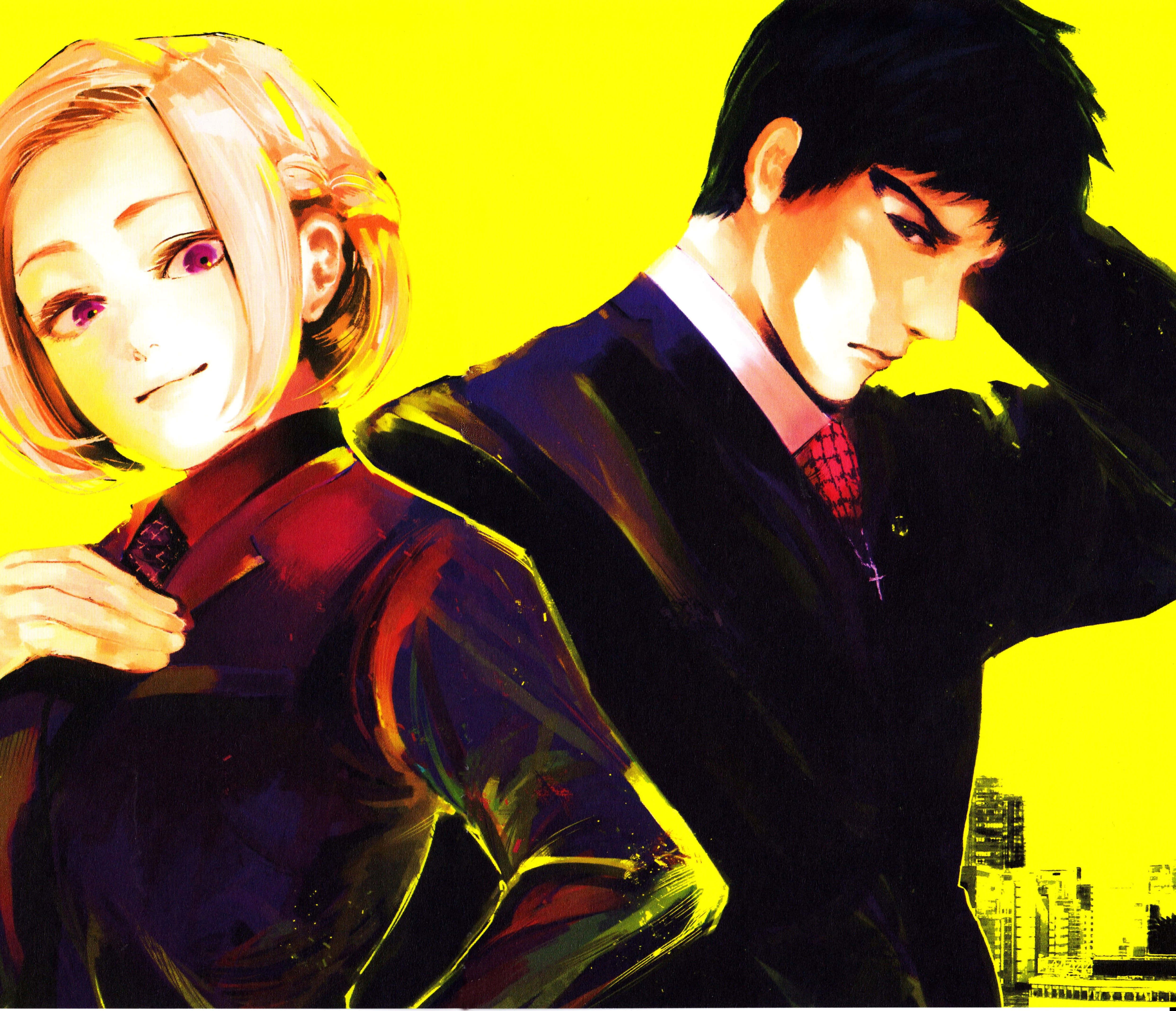 Akira Mado 桌布 壁紙 — 兩個穿著西裝的動漫角色站在充滿活力的黃色背景前，城市景觀暗示著都市的緊張感。
