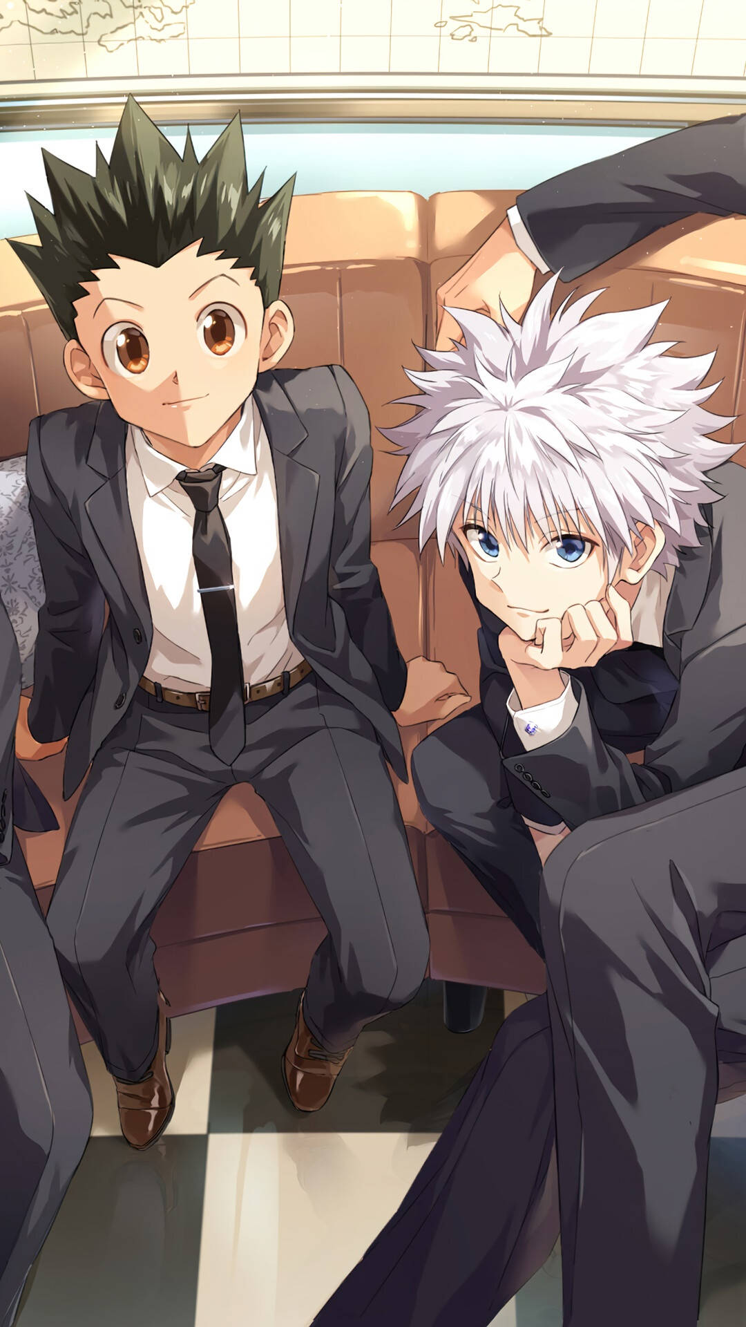 Cool Killua 桌布 壁紙 — 兩個穿著西裝的動畫男孩坐在棕色沙發上，一個有刺刺的黑髮，另一個有白髮，兩人都溫暖地微笑。