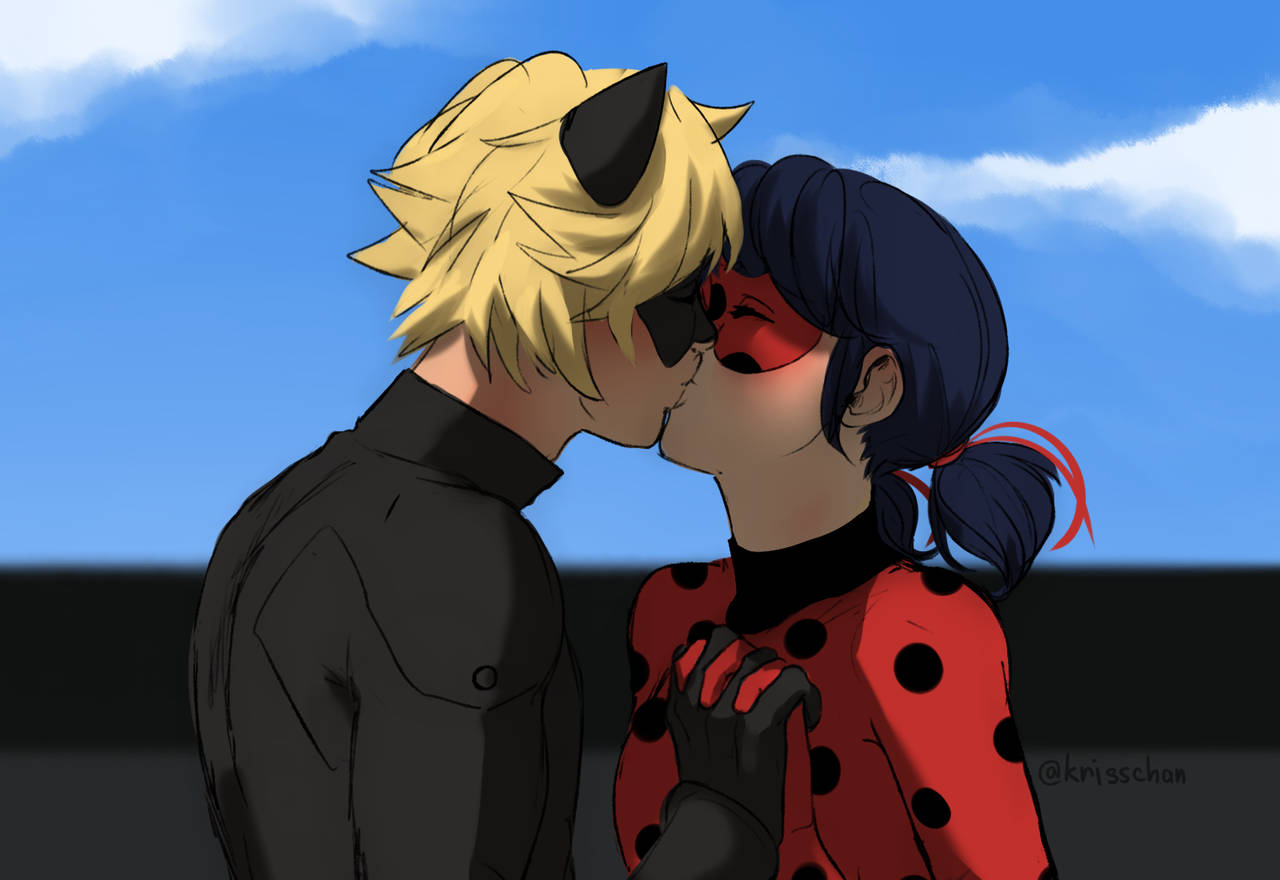 ladybug and cat noir kiss 桌布 壁紙 — 兩個穿著超級英雄服裝的動漫角色在晴朗藍天和 fluffy 白雲下接吻。