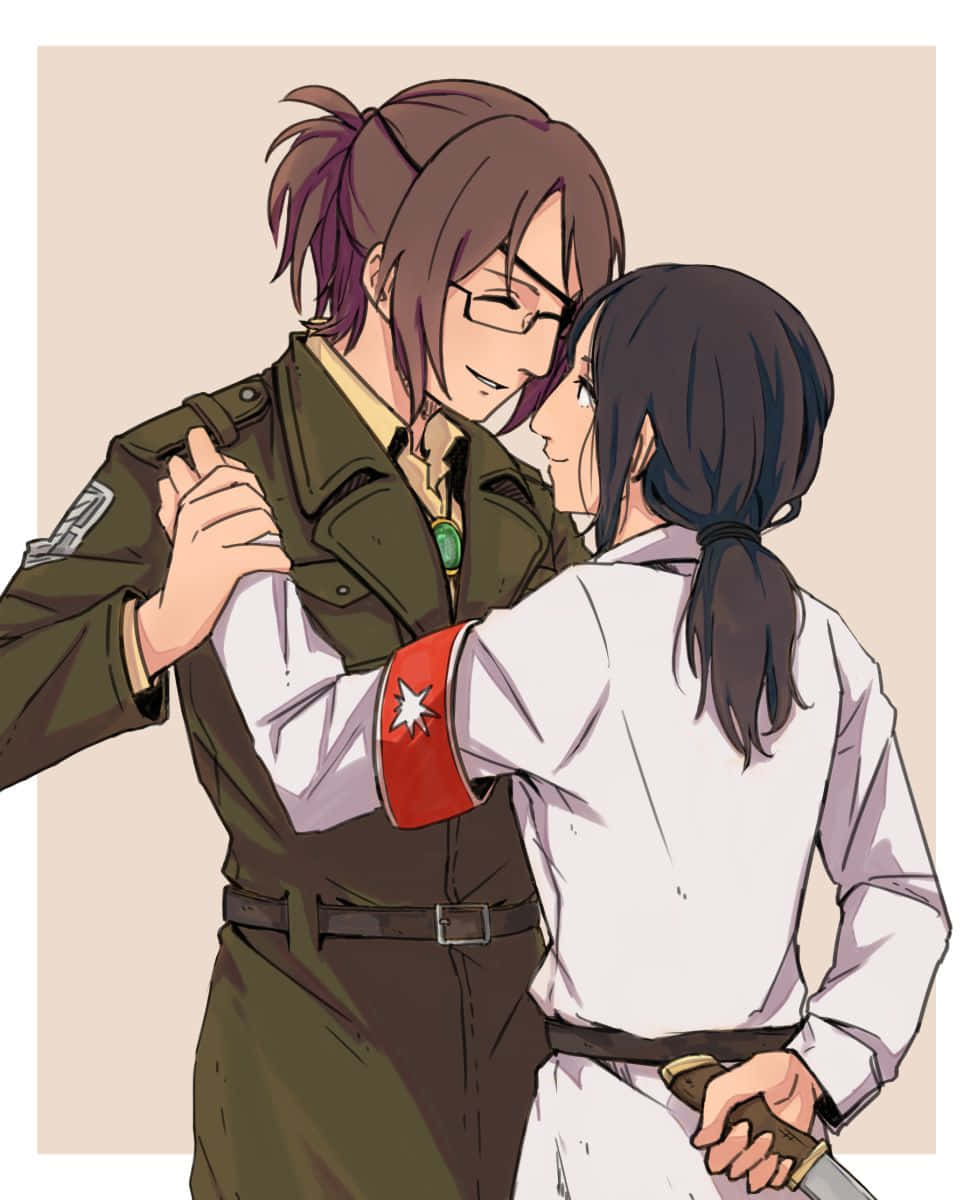 Pieck Finger 桌布 壁紙 — 兩個穿著軍裝的動漫角色，身邊放著一把劍，分享親密時刻。