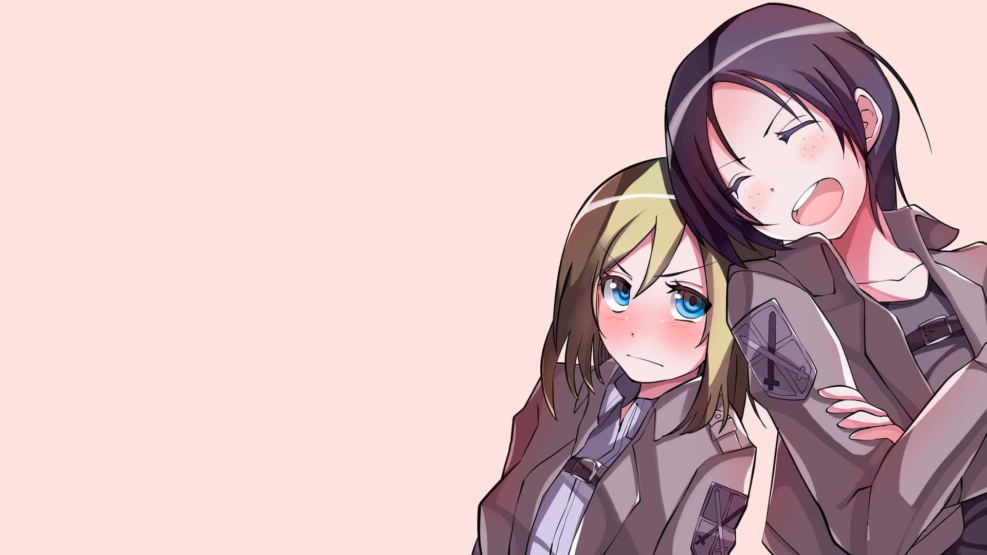 Ymir 桌布 壁紙 — 兩個穿著軍裝風格制服的動漫女孩，其中一個在柔和的粉紅色背景上深情地靠在另一個身上。