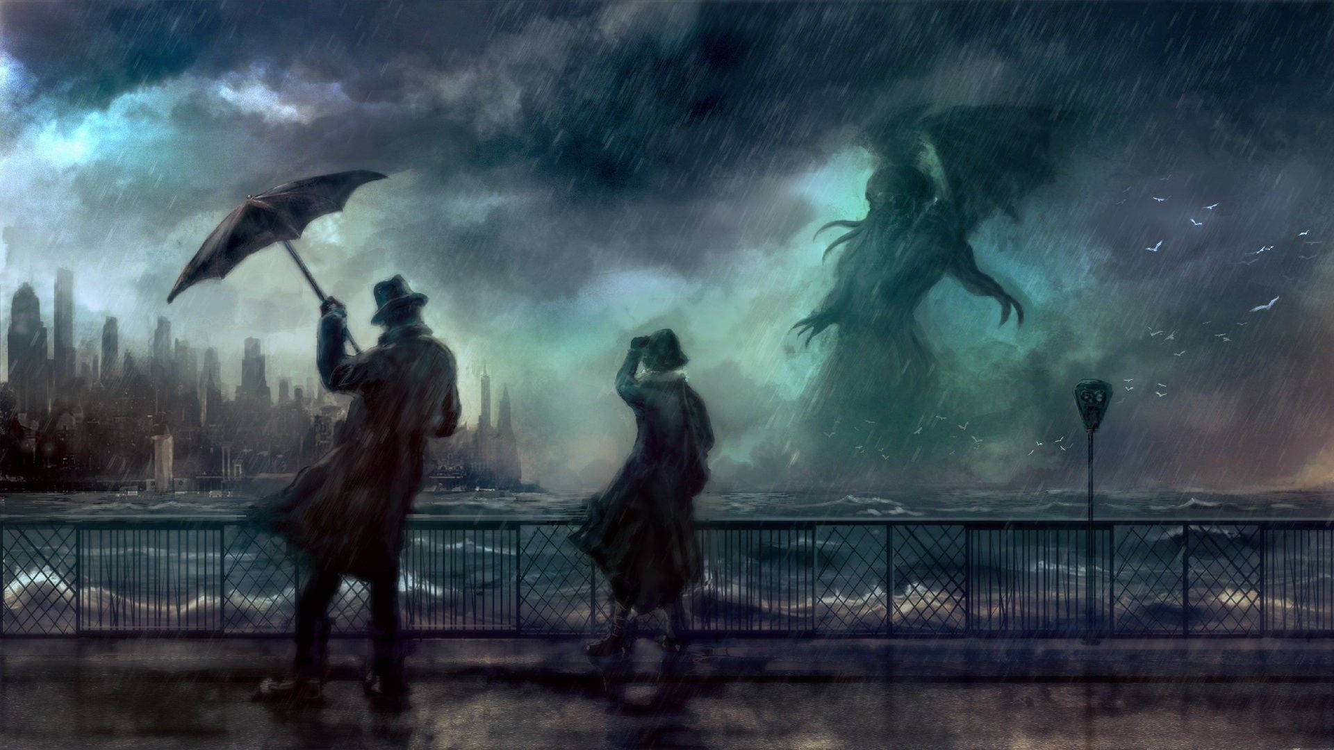 洛夫克拉夫特 桌布 壁紙 — 兩個穿著雨衣的人站在濕漉漉的碼頭上撐著傘，而一個長著翅膀的怪物從他們身後波濤洶湧的海水中升起。