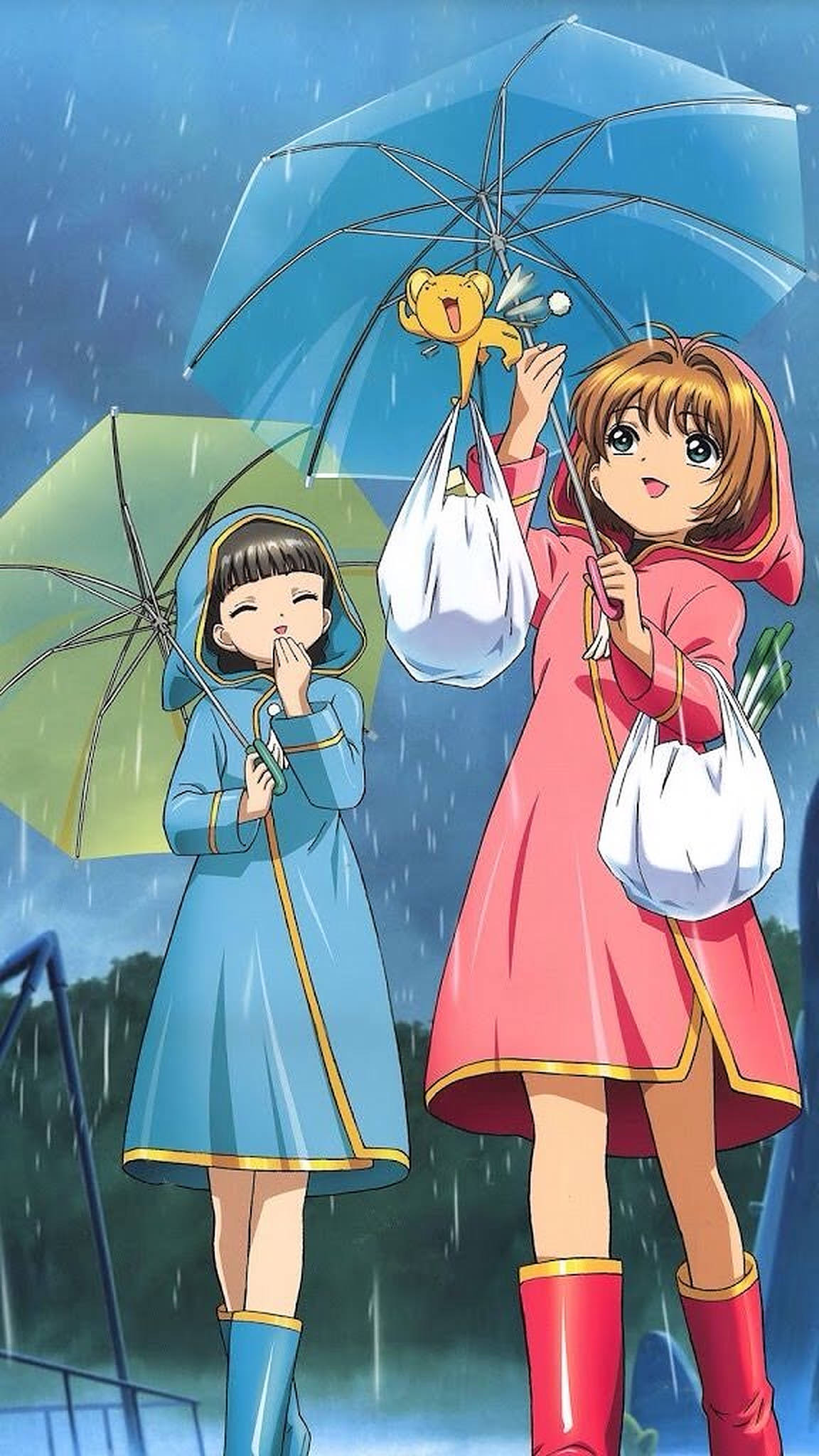 動漫小孩 桌布 壁紙 — 兩個穿著雨衣的動漫女孩站在雨傘下，一隻黃色小生物棲息在其中一把傘上，雨水在她們周圍落下。