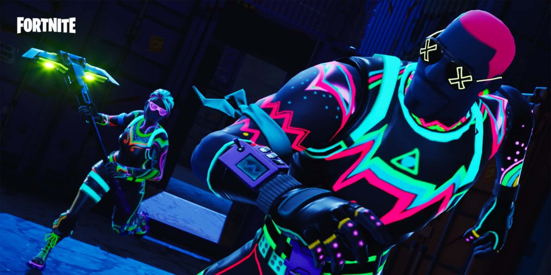 Fortnite Skins Battle Royale 桌布 壁紙 — 兩個穿著霓虹發光服裝的Fortnite角色在昏暗的工業環境中準備就緒。