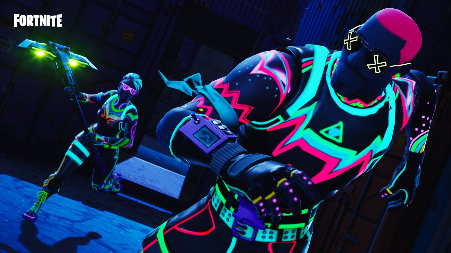 電玩遊戲 桌布 壁紙 — 兩個穿著霓虹發光服裝的Fortnite角色站在一個昏暗的倉庫中，帶有鮮豔的粉紅色、青色和紫色點綴。