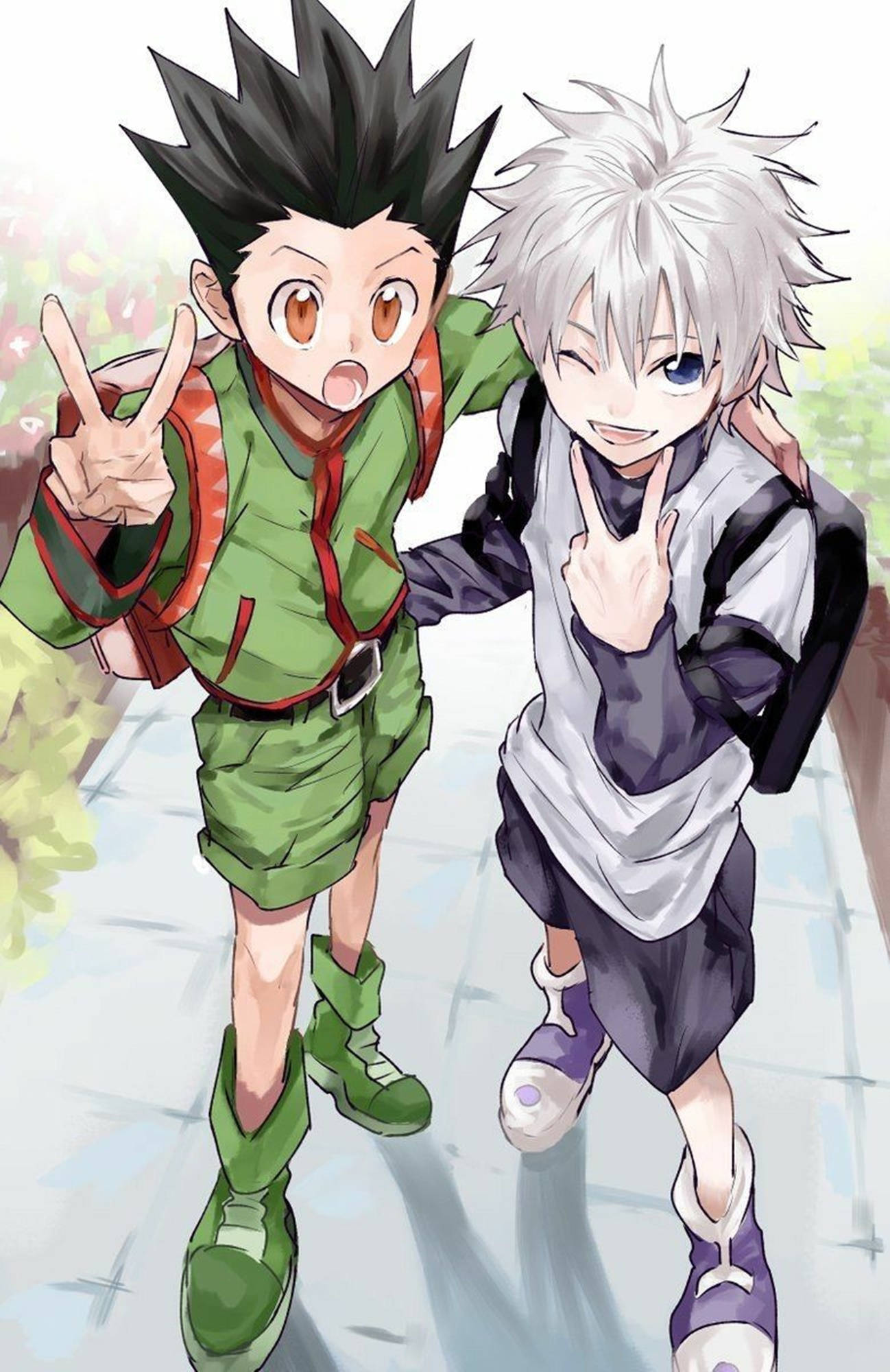 Hunter X Hunter 4K 桌布 壁紙 — 兩個穿著鮮豔服裝的開朗動漫男孩在柔和模糊的戶外背景下擺出和平手勢。
