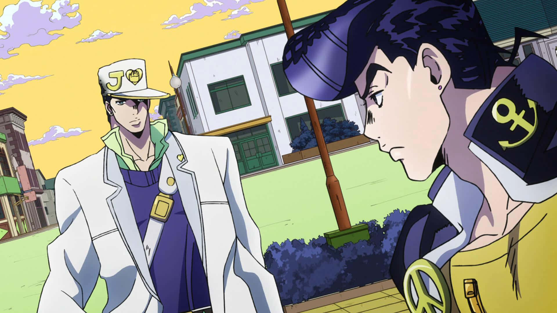 Jotaro 桌布 壁紙 — 兩個穿著鮮豔街頭服的動漫角色在陽光普照的城市小巷中對峙，背景有粉彩建築和紫色雲朵。