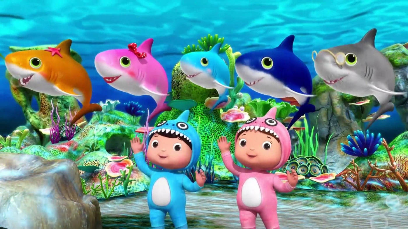 鯊魚 桌布 壁紙 — 兩個穿著鯊魚服裝的小孩在色彩繽紛的卡通鯊魚和珊瑚礁旁邊的水下愉快地揮手。