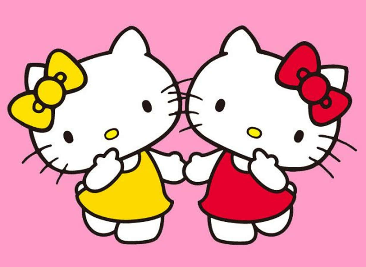 Mimmy White 桌布 壁紙 — 兩個穿著黃色和紅色連衣裙的開心Hello Kitty角色在純粉紅色背景上牽手。