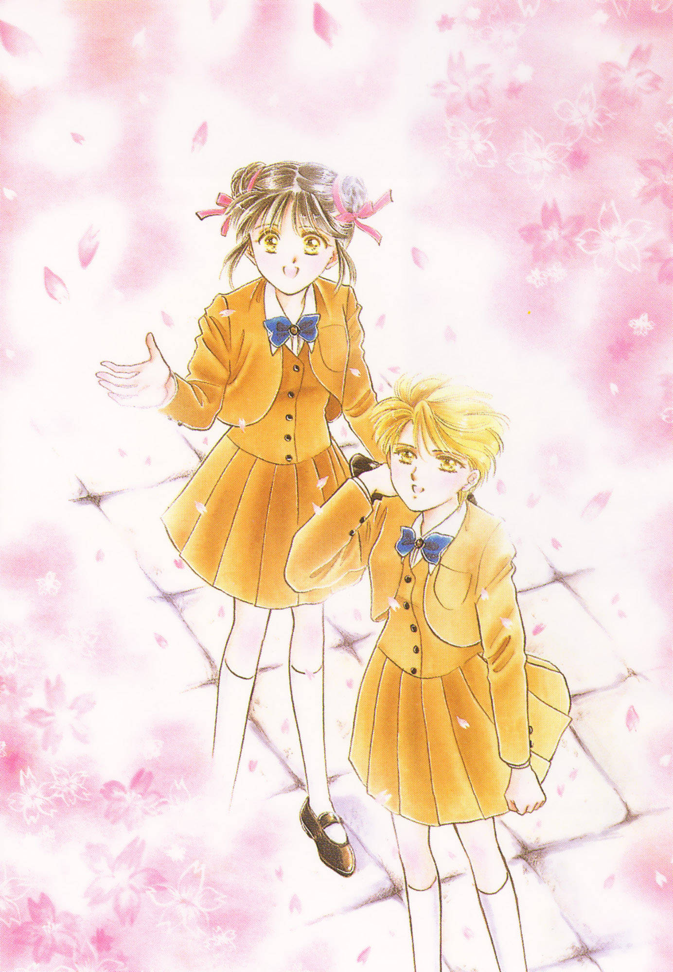 Fushigi Yuugi 桌布 壁紙 — 兩個穿著黃色校服的動畫女孩站在飄落的粉紅色櫻花下，伴隨著柔和的光芒。