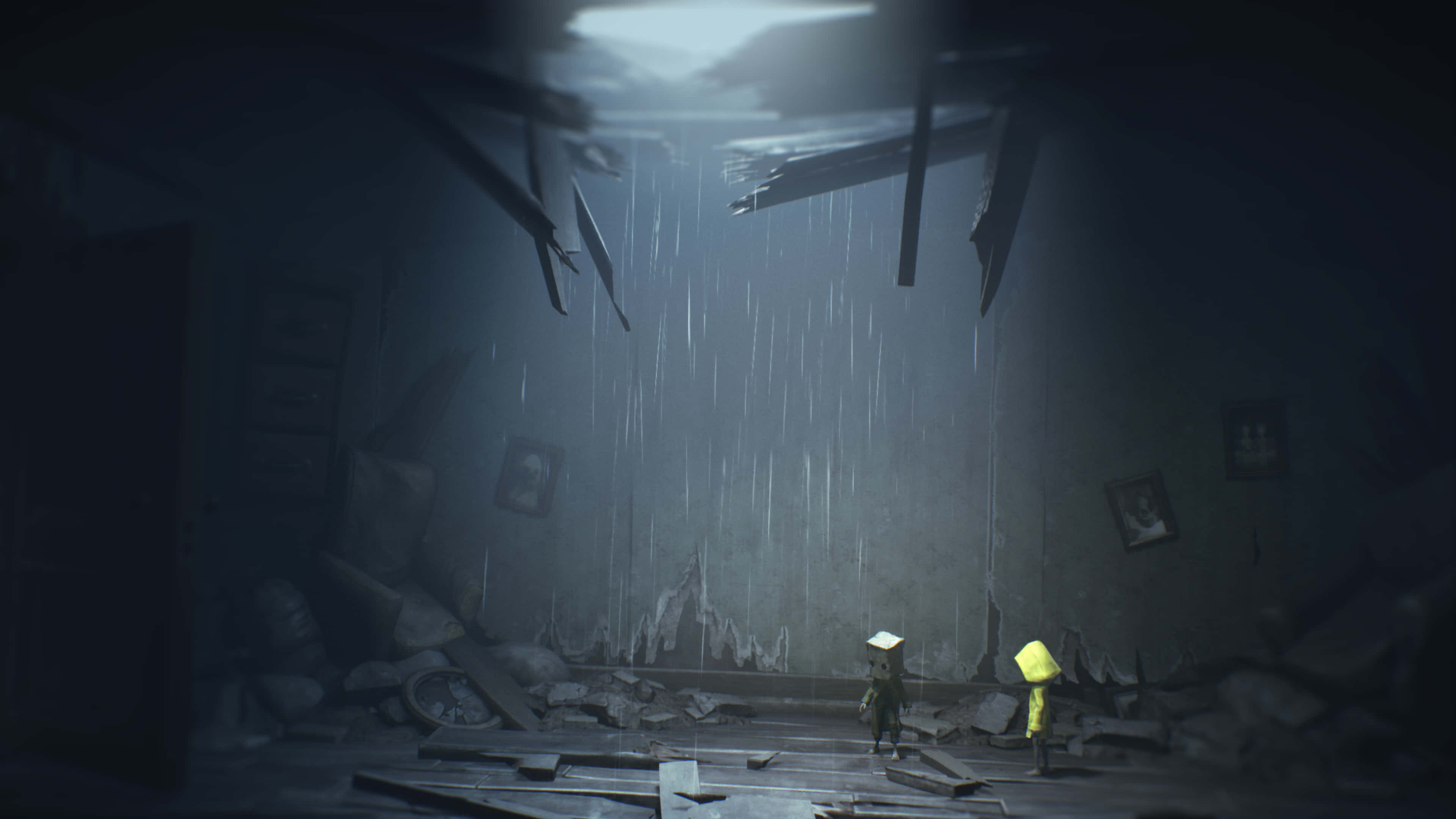 Little Nightmares 4K 桌布 壁紙 — 兩個穿著黃色雨衣的小身影站在一個破敗的房間裡，雨水從破碎的天花板傾瀉而下。