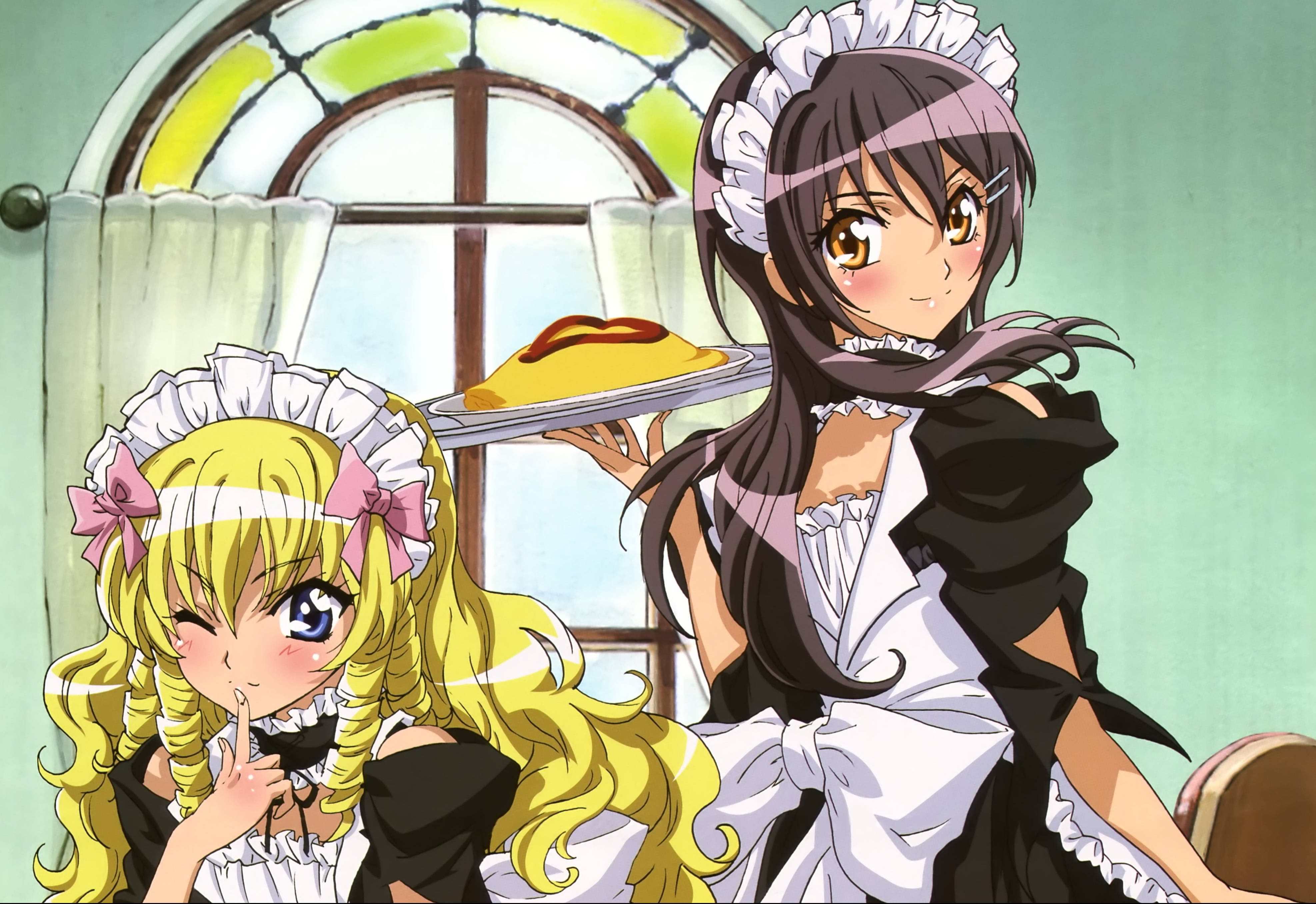 Maid Sama 桌布 壁紙 — 兩個穿著黑白制服的女僕動漫角色在彩繪玻璃窗附近提供餡餅。