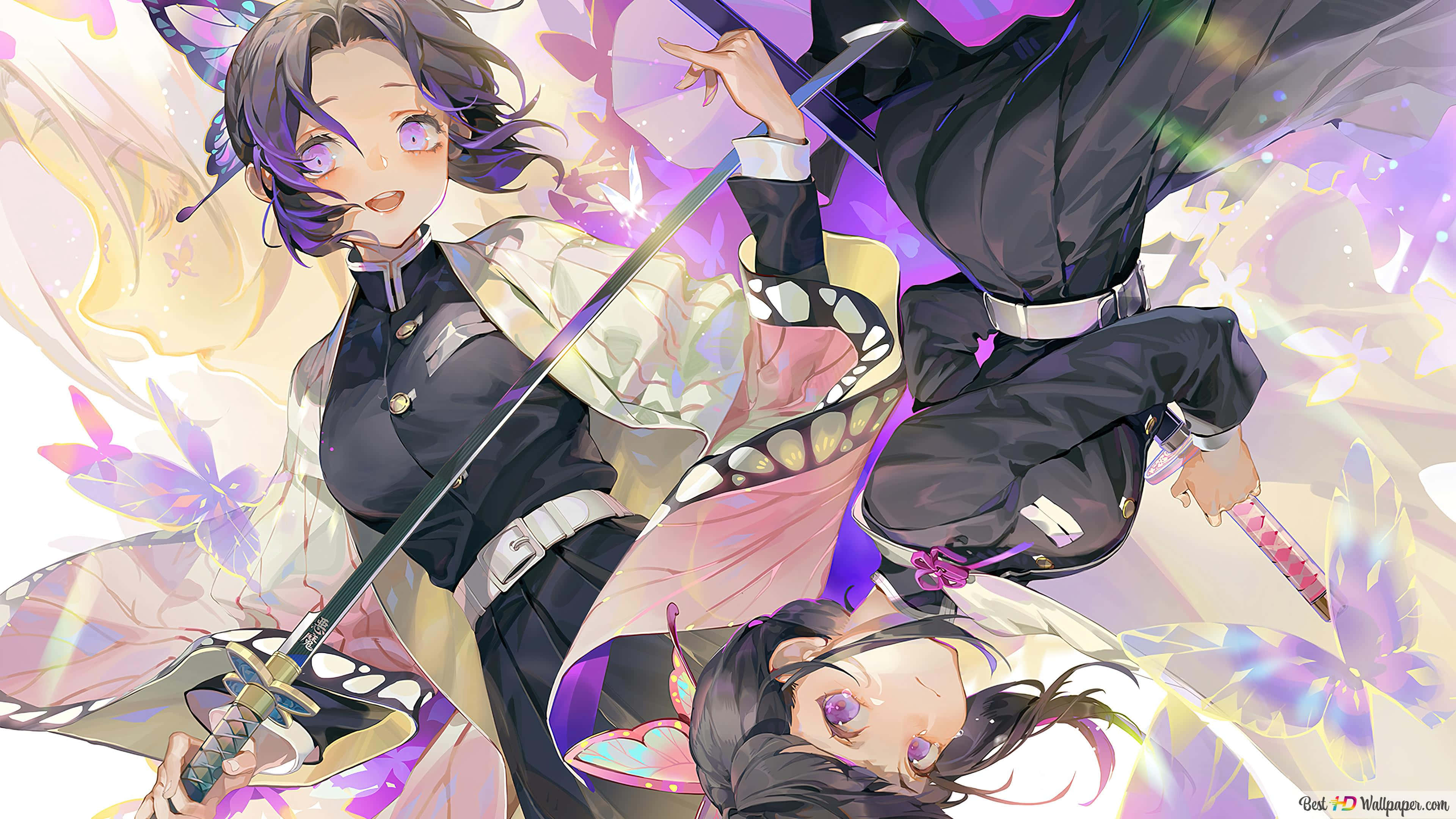 Demon Slayer Kanao 桌布 壁紙 — 兩個穿著黑色制服的動畫女孩在發光蝴蝶中揮劍，背景是充滿活力的紫色和金色奇幻場景。