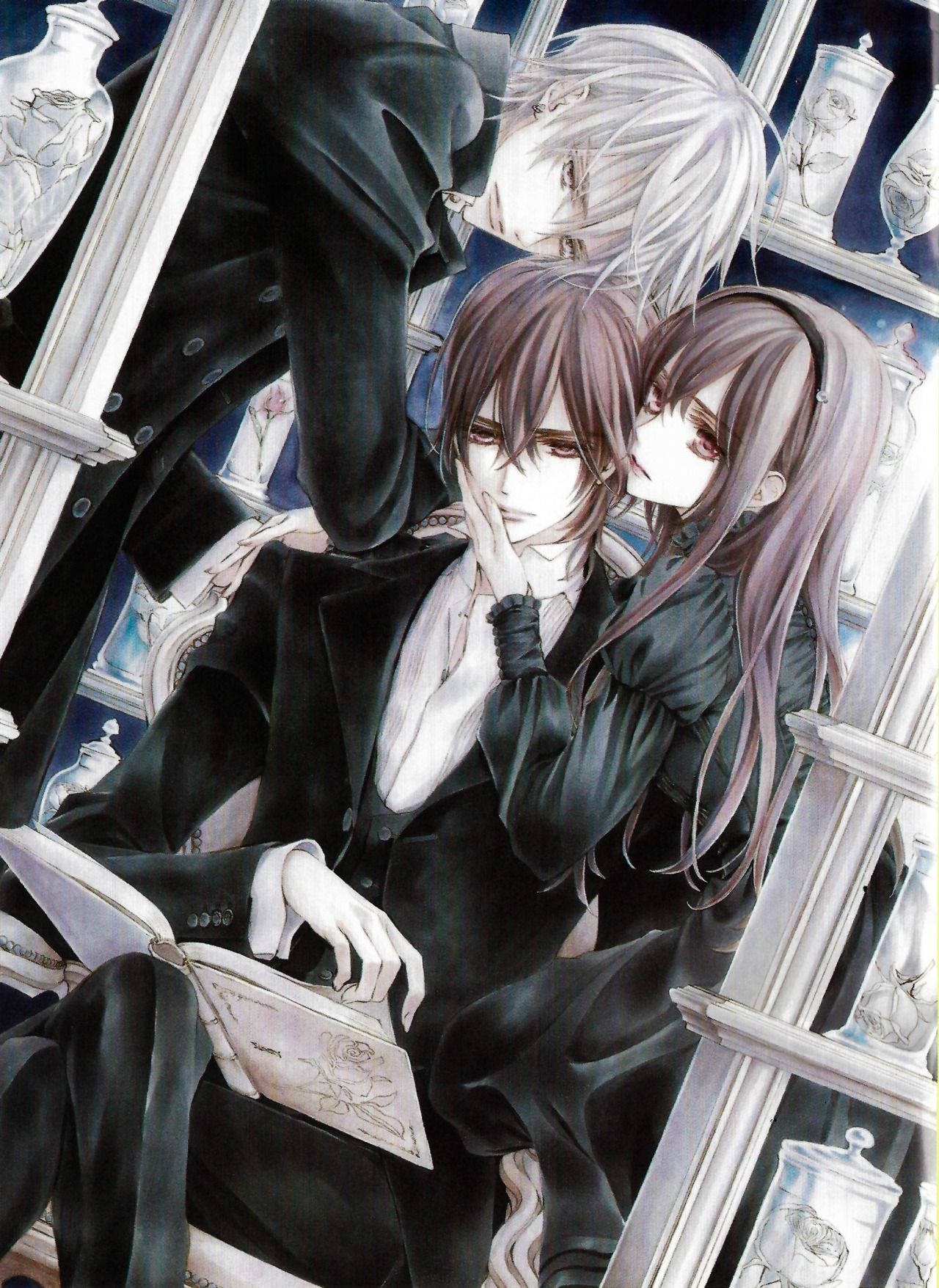 Vampire Knight 桌布 壁紙 — 兩個穿著黑色西裝的動漫角色坐在裝飾華麗的架子之間，架子上擺滿了裝有保存玫瑰的玻璃罐。