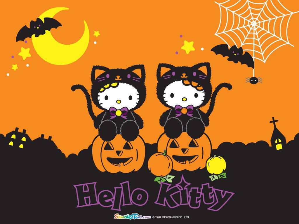 Kawaii Halloween 桌布 壁紙 — 兩個穿著黑色貓咪服裝的Hello Kitty角色坐在微笑的南瓜燈上，黃色新月下有蝙蝠和蜘蛛網。