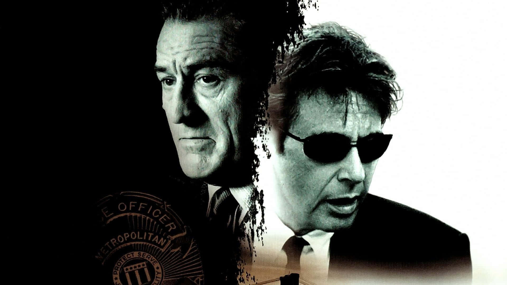 Al Pacino 桌布 壁紙 — 兩個穿西裝的男人被鋸齒狀的分界線分開，一個在陰影中，另一個在強光下，警徽清晰可見。