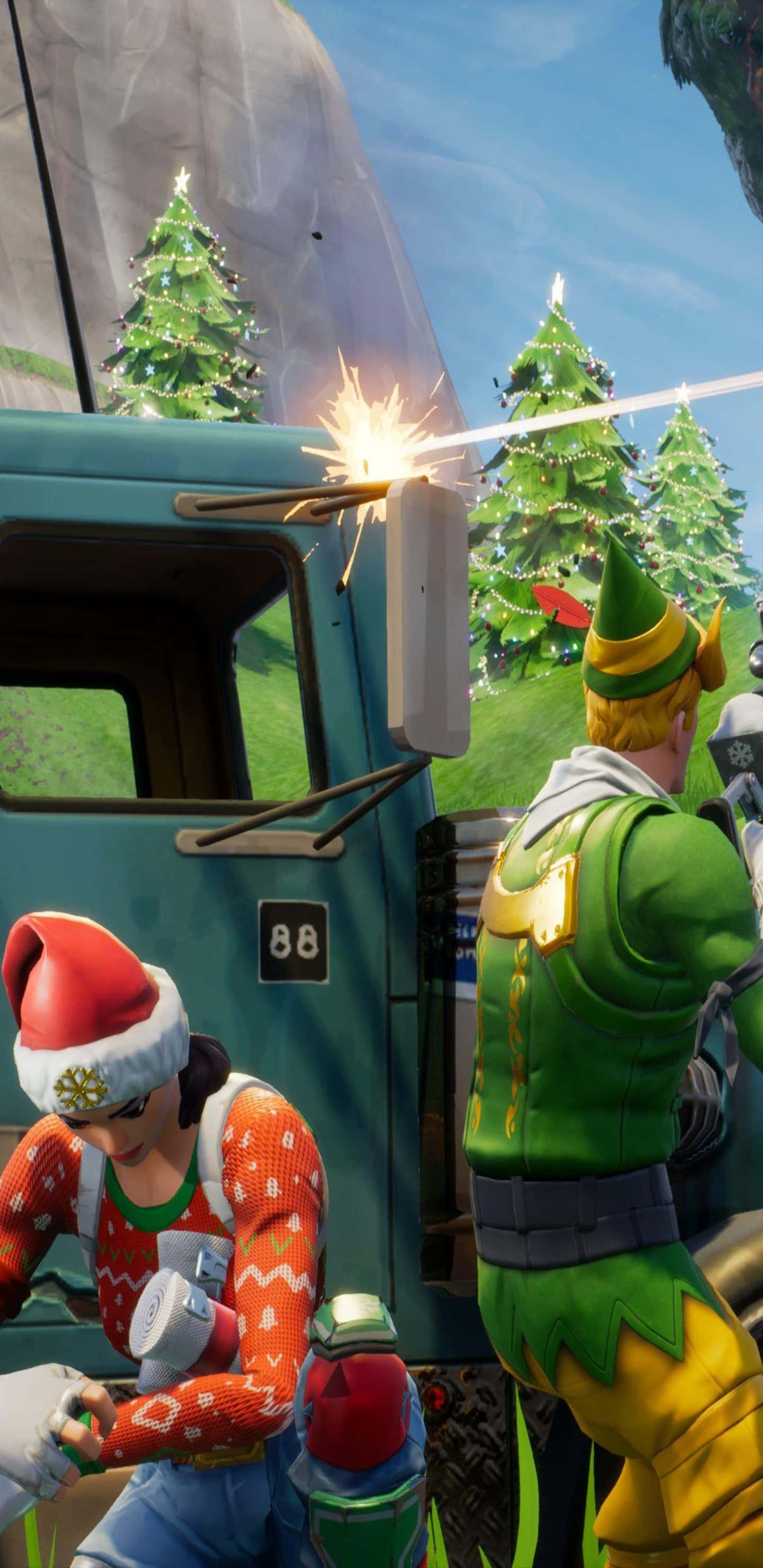 Fortnite 桌布 壁紙 — 兩個節日遊戲角色穿著節日裝備，在明亮的藍天下，在白雪皚皚的松樹間向一輛青綠色卡車射擊火花。