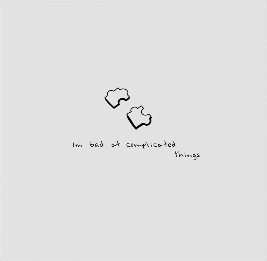 憂鬱美學 桌布 壁紙 — 兩個簡單的拼圖碎片漂浮在手寫文字「im bad at complicated things」上方，背景是純灰色。